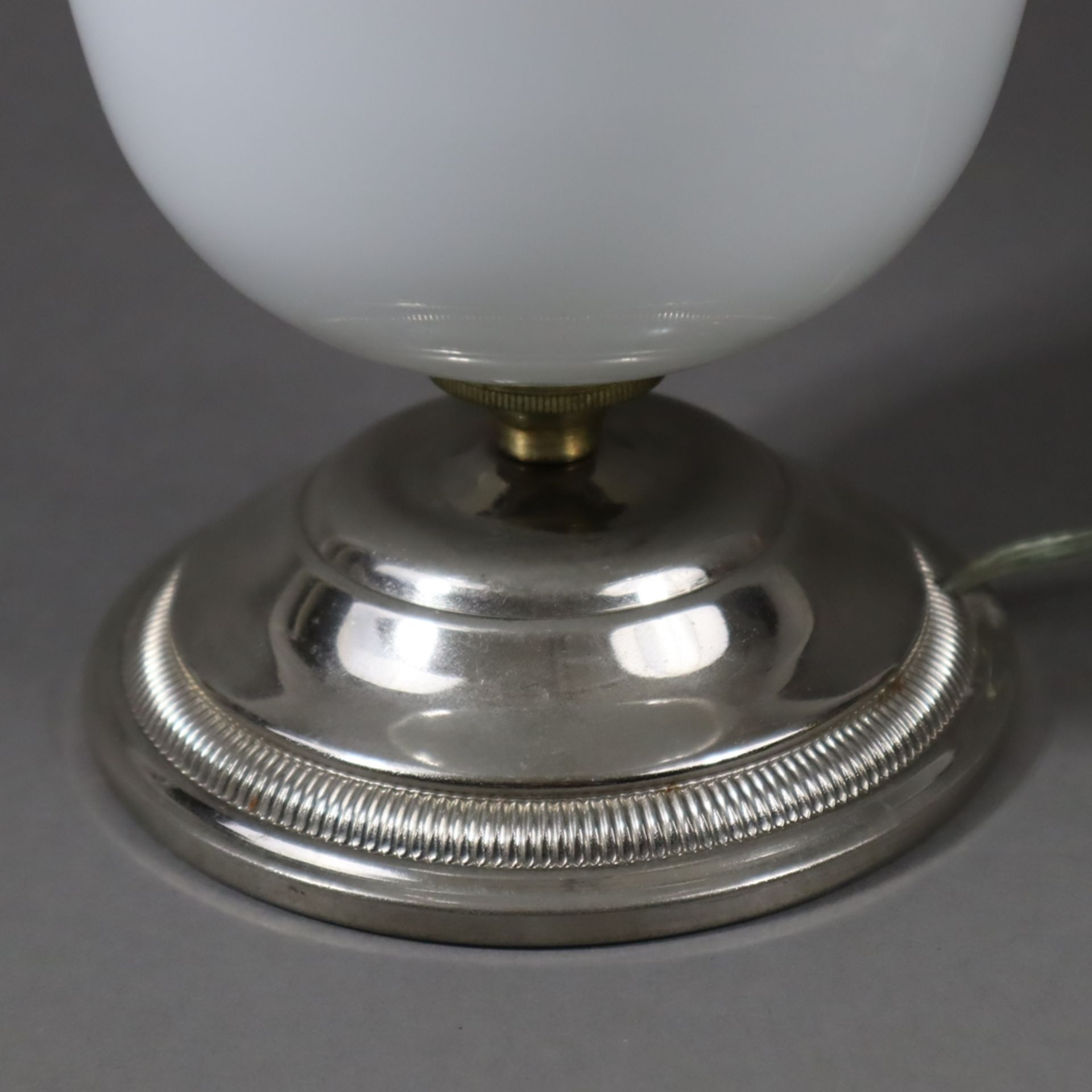 Ein Paar Tischlampen im Art-Déco Stil - Metallfuß, glockenförmiger weißer Opalglas-Schirm, 1-flammi - Bild 4 aus 6