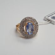 Saphirring mit Diamanten - Gelbgold 585/000 (14 Kt.), gestempelt, mittig 1 ovaler hellblauer Saphir