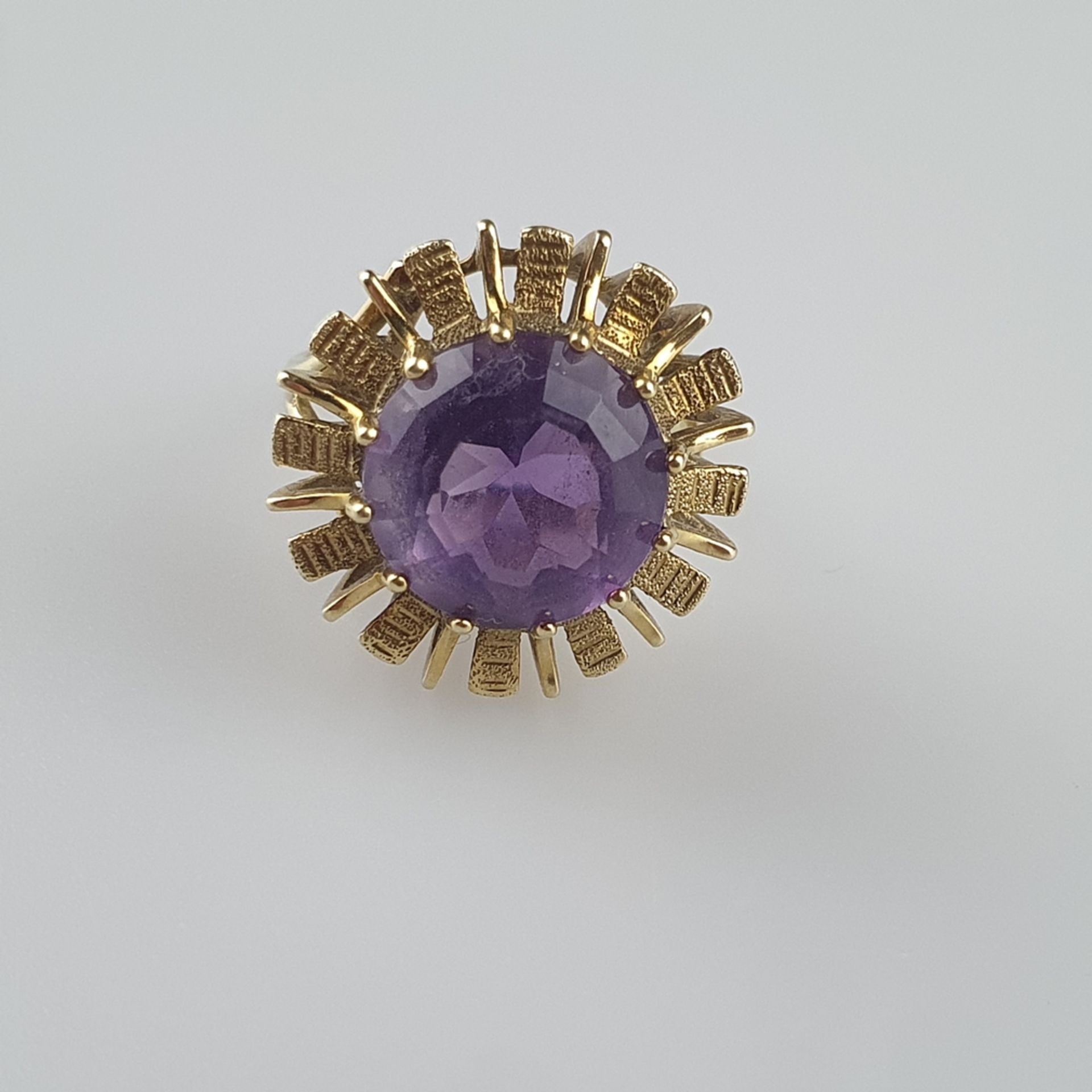 Amethystring - Gelbgold 585/000, gestempelt, mittig besetzt mit facettiertem Amethyst von sattviole - Image 2 of 5