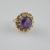 Amethystring - Gelbgold 585/000, gestempelt, mittig besetzt mit facettiertem Amethyst von sattviole