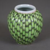 Kleine Vase - Porzellan, ovoide Wandung mit Rippenstruktur, polychrome Staffage in Bambus-Optik, au