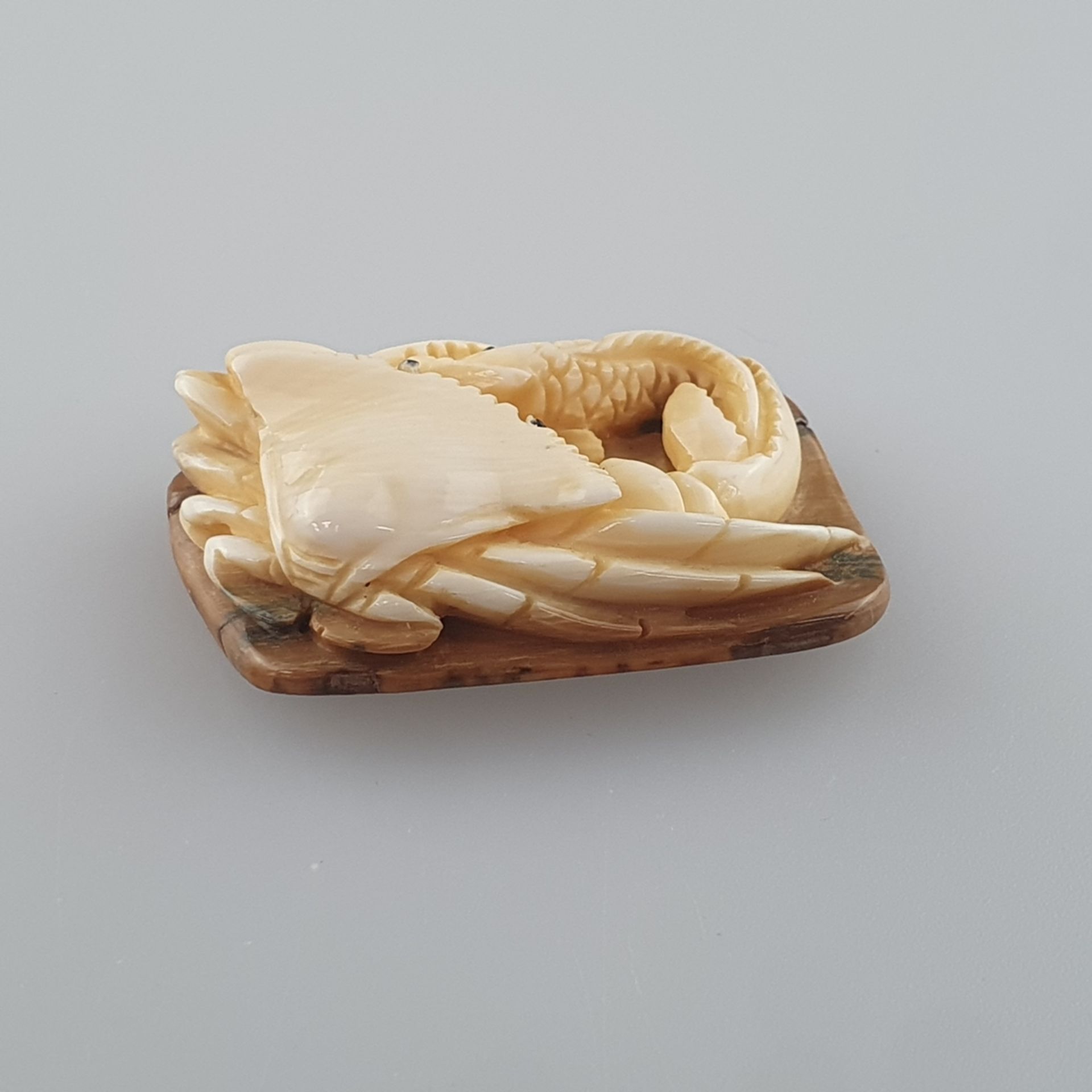 Netsuke - Mammutbein geschnitzt, graviert, Krabbe mit Fisch, signiert, Himotoshi auf der Unter - Image 3 of 5