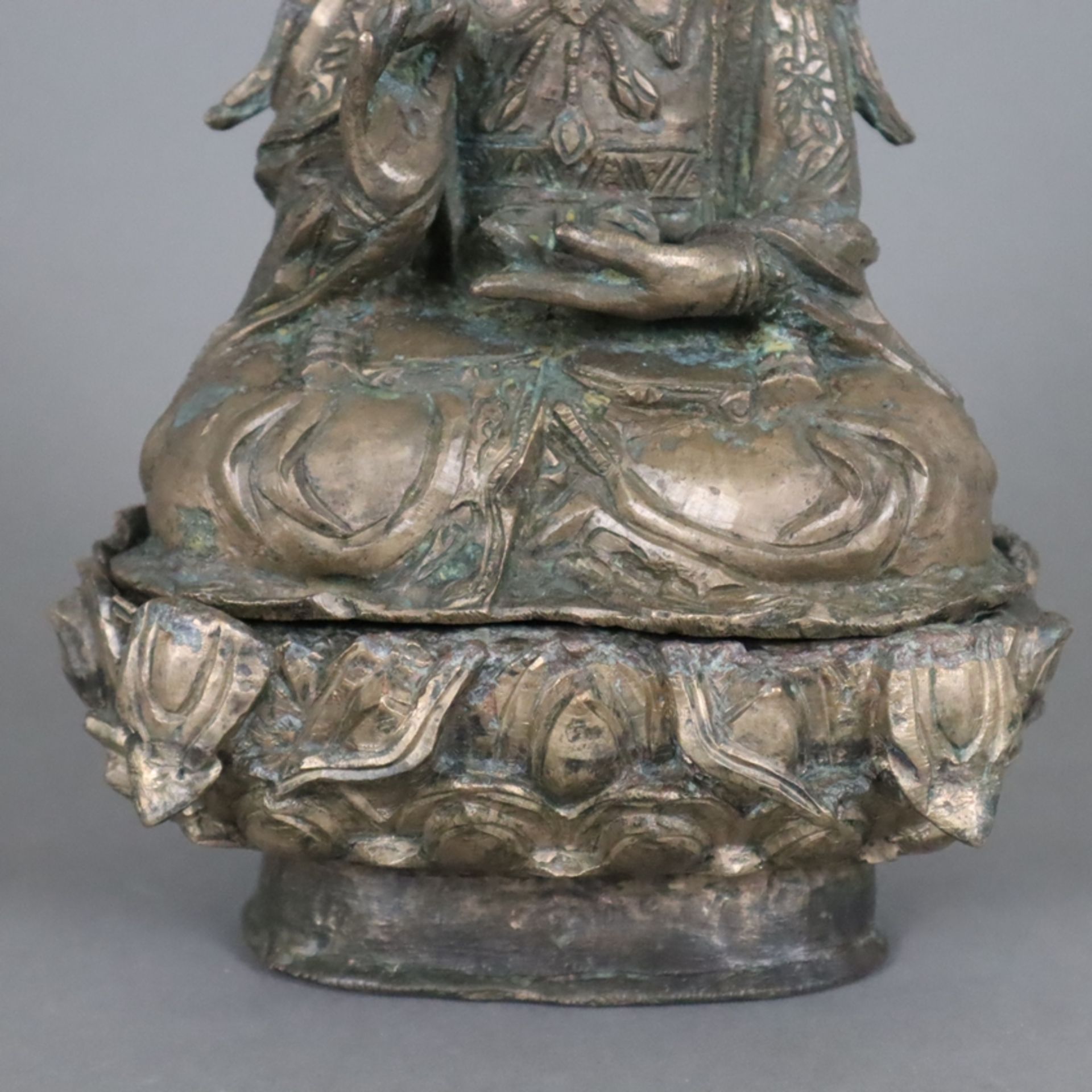 Buddha Amogasiddhi - China, Qing-Dynastie, zweiteilige Bronze aus Figur und Sockel, Reste von Vergo - Image 4 of 8