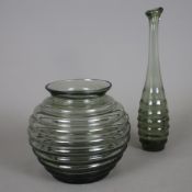 Zwei Vasen - Entwurf: Richard Lauke von 1939, Vereinigte Lausitzer Glaswerke, dickwandiges Rauchgla