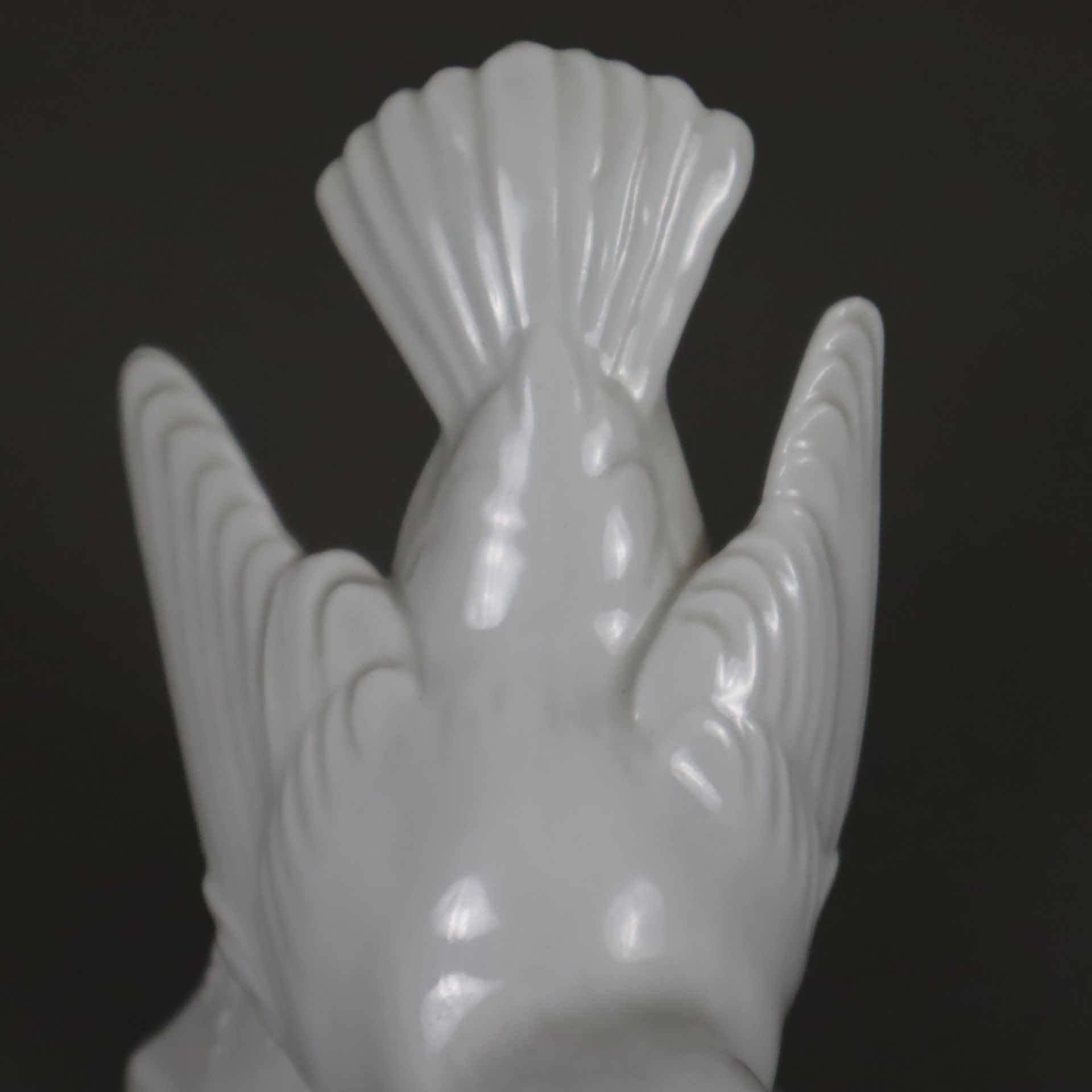 Vogelfigur "Kleiber" - Höchst, Weißporzellan, Kleiber auf einem Ast sitzend, Bodenunterseite mit bl - Image 4 of 6