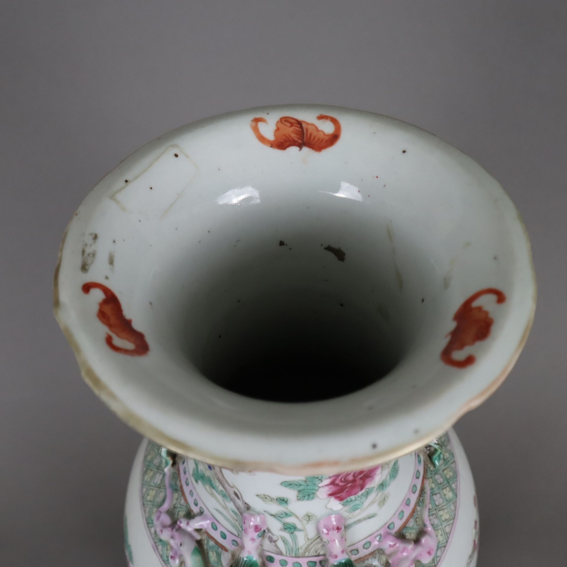 Famille-rose Porzellanvase - China, ausgehende Qing-Dynastie, Ende 19.Jh., Balusterform, seitlich H - Image 2 of 15