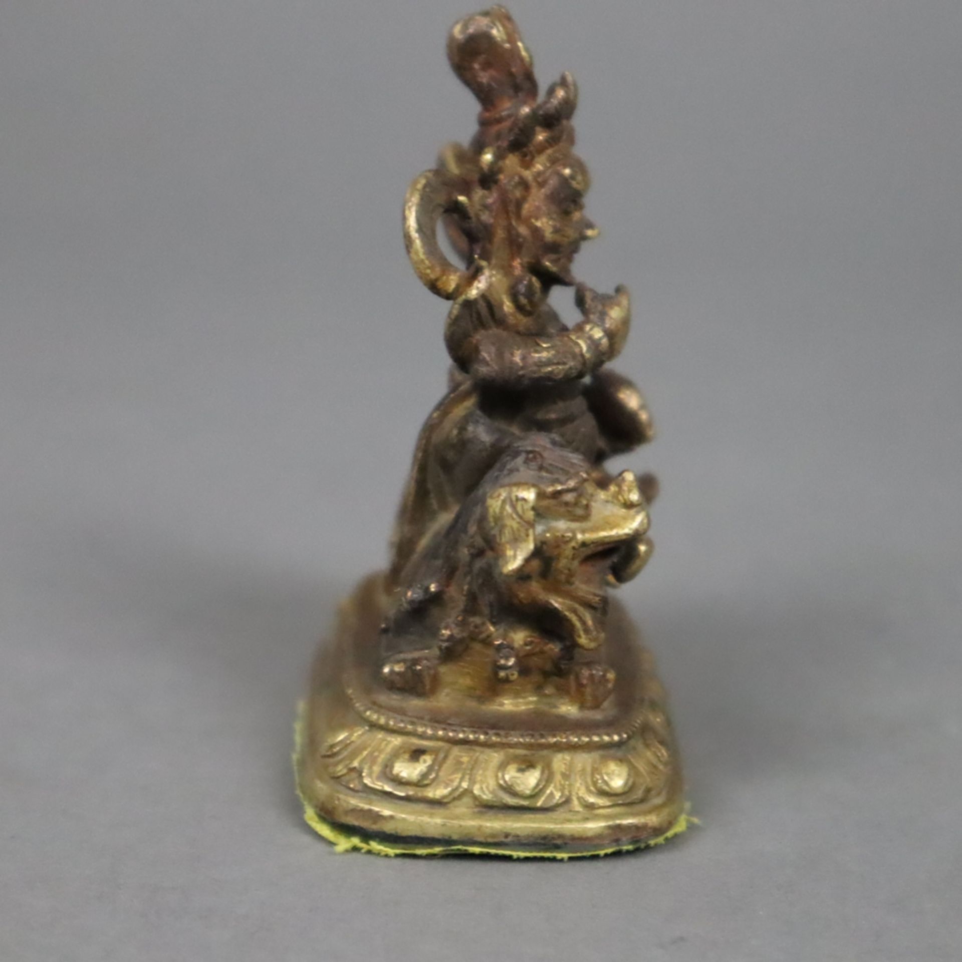 Miniaturfigur "Jambhala auf einem Löwen sitzend" - Tibet / China, Kupferlegierung, vergoldet, auf e - Image 5 of 7