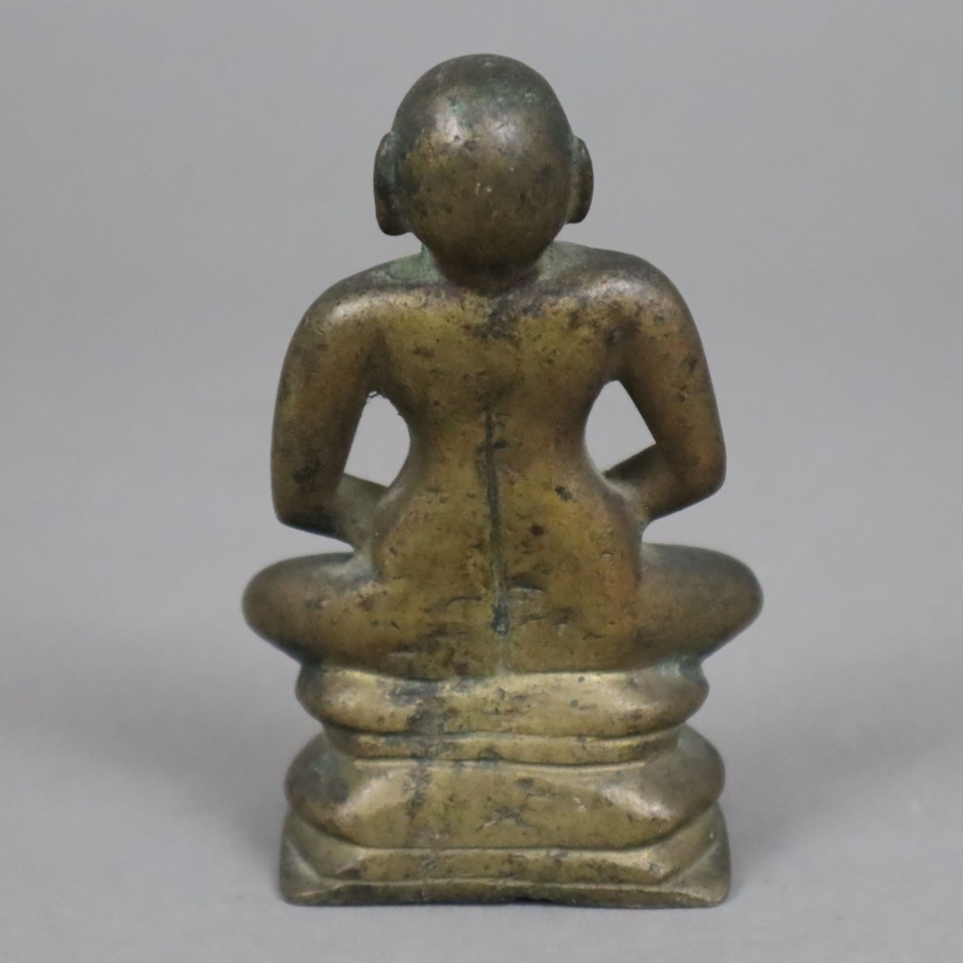 Erleuchteter asketischer Mönch/ Buddha in Meditation - Indien, 19. Jh., Bronzefigur, H. ca. 9,5 cm, - Bild 5 aus 6