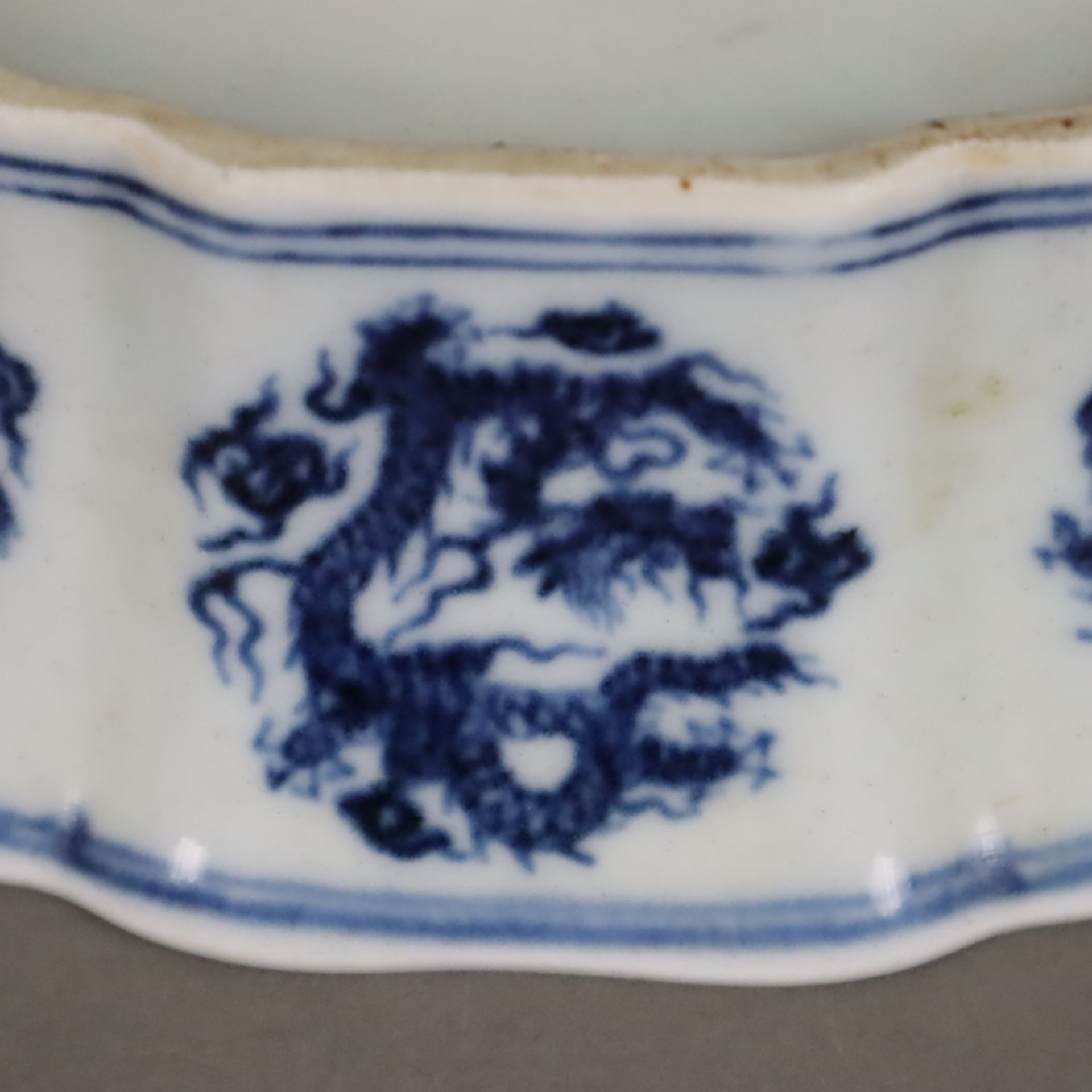 Blau-Weiß Drachenschale - China, Qing-Dynastie, zehnfach blütenförmig gelappte Wandung mit Rippung, - Image 6 of 8