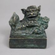 Siegel mit Fo-Hund - China, 20.Jh., Gelbbronze, patiniert,vollrunde Fo-Hund-Figur und Junges auf qu