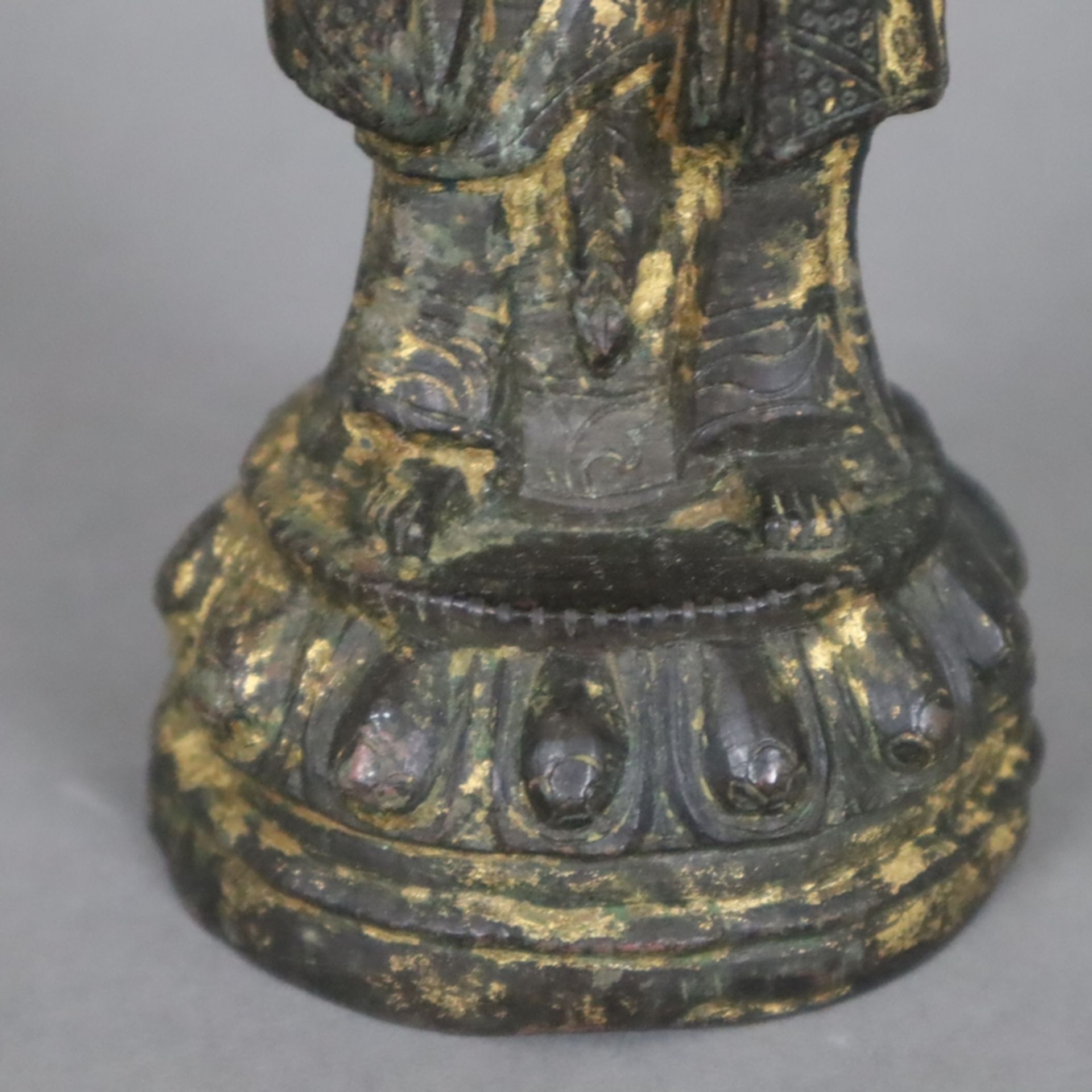 Bronzefigurine des Kannon - Japan, Edo-Zeit, Bronze, brüniert mit Resten einer Vergoldung, auf Loto - Image 5 of 7