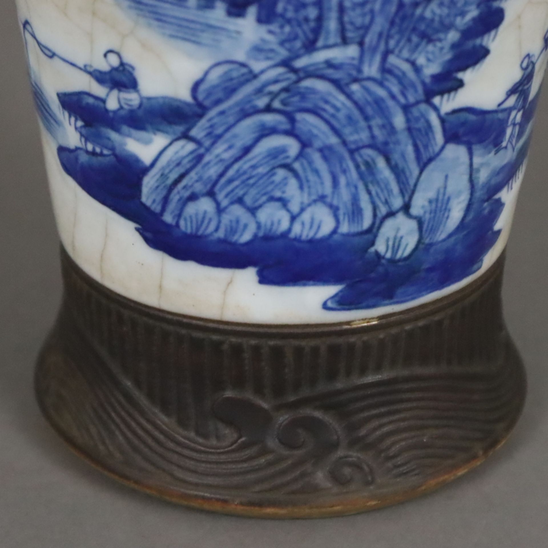 Balustervase - China, späte Qing-Dynastie, fein bemalt mit Landschaftsdekor in Unterglasurblau, bra - Image 10 of 12