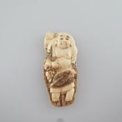 Flaches Netsuke - Mammutbein geschnitzt, graviert und eingefärbt, auf einem Lotosblatt ausgest