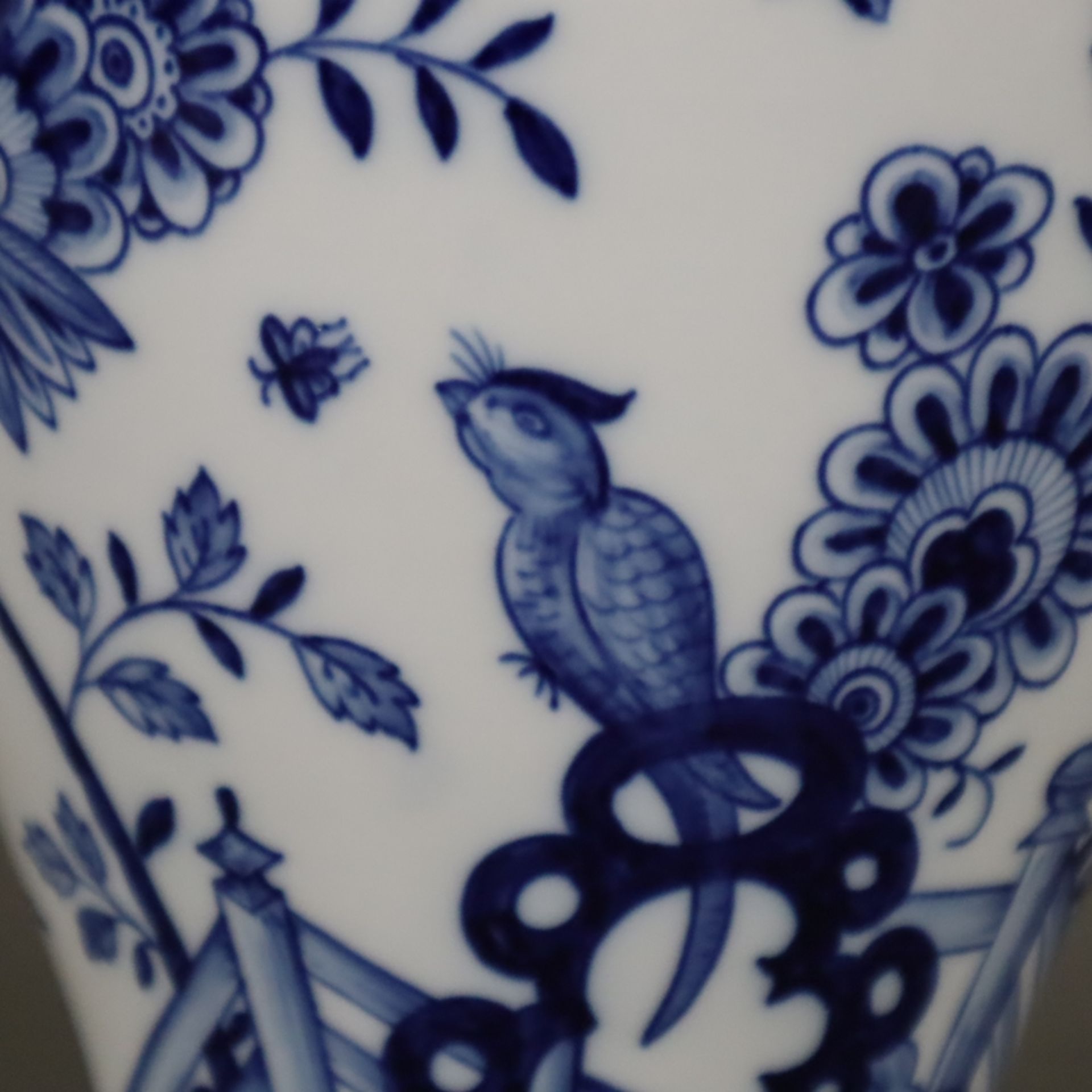 Deckelvase - Meissen, Porzellan, unterglasurblauer Dekor mit Blumen und Pflanzen im asiatischen Sti - Bild 3 aus 6