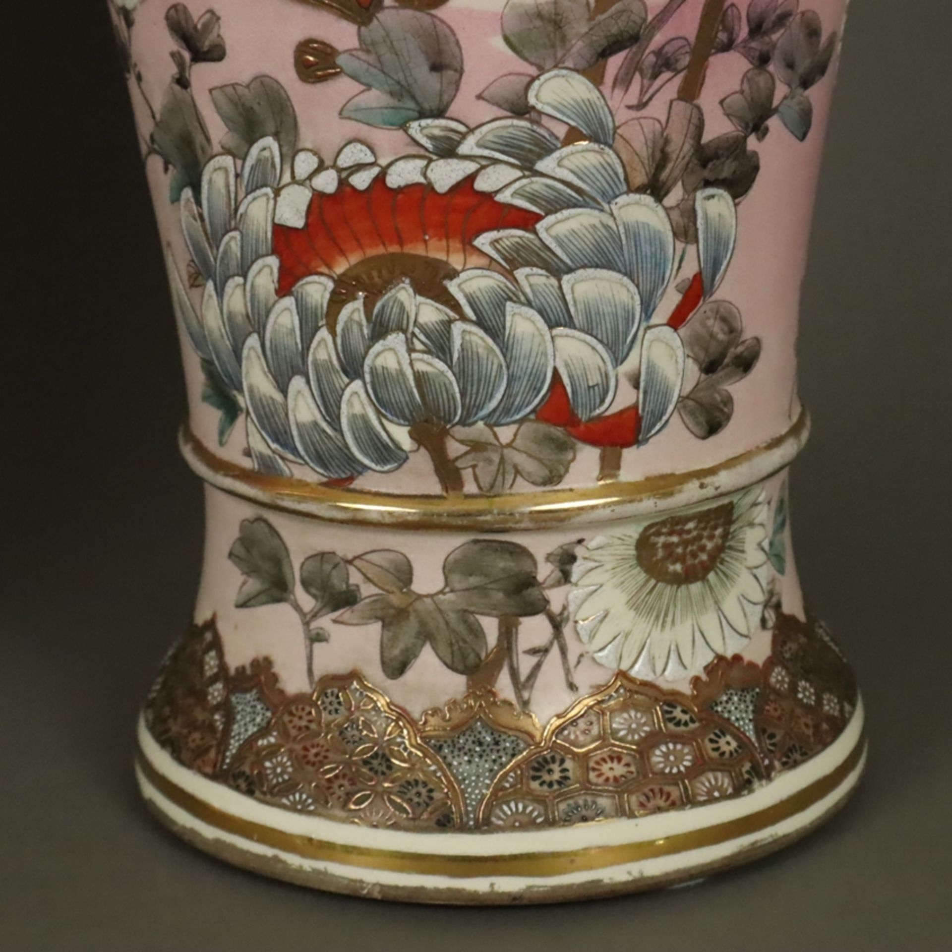 Ein Paar Bodenvasen im Satsuma-Stil - Japan 20 Jh., Steinzeug, Glasur mit feinstem Krakelee, schlan - Image 6 of 15