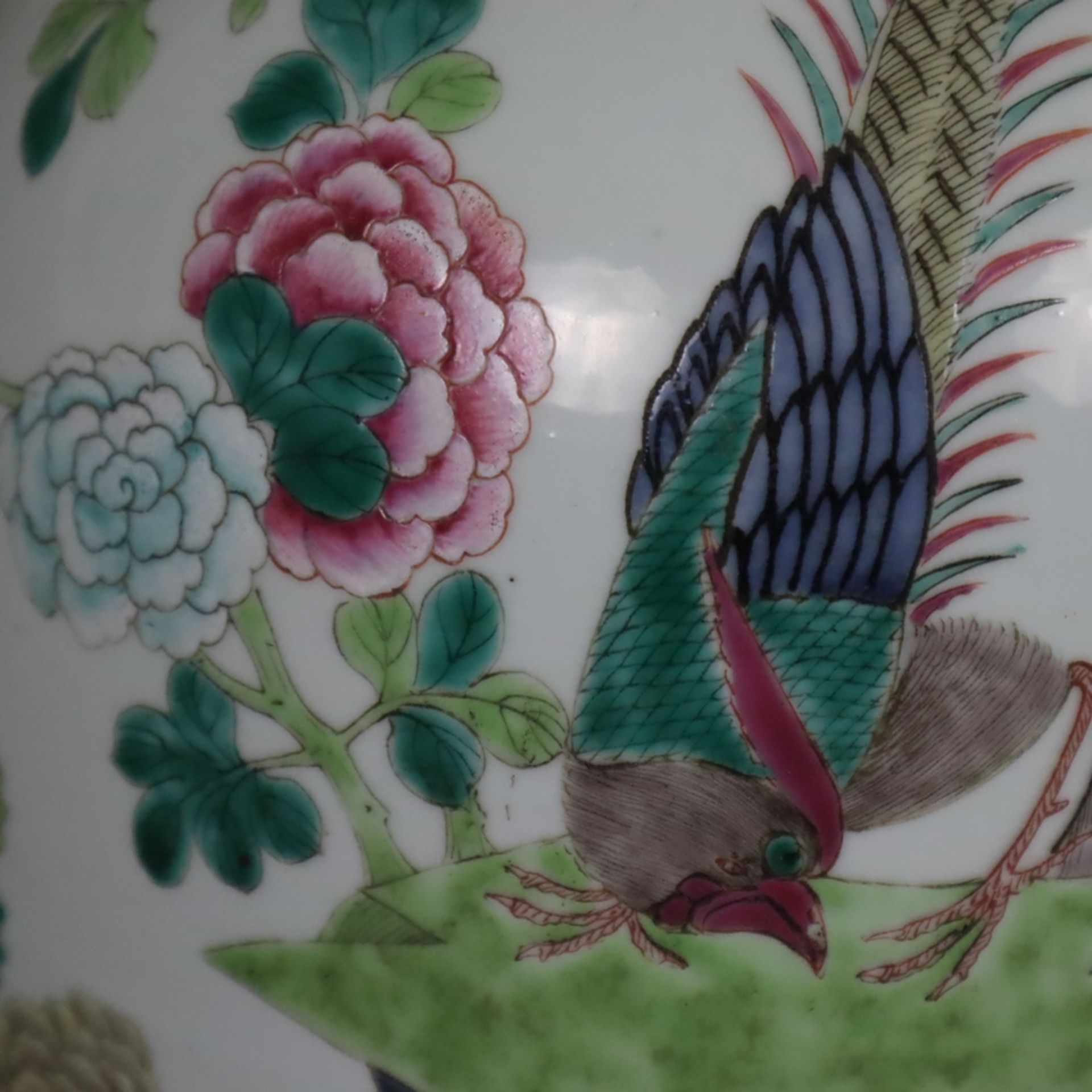 Große Balustervase - Porzellan, China, ausgehende Qing-Dynastie, Ende 19.Jh., auf der leicht gebauc - Image 4 of 10