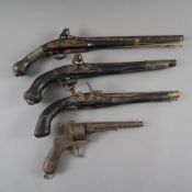 Vier Orientpistolen - diverse Ausführungen und Zustände, 3x Steinschloss, 1x Trommel, teils mit orn