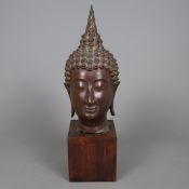 Buddhakopf auf Holzsockel - Bronzelegierung, patiniert, Buddhakopf mit hoher Flammen-Ushnisha, uneb