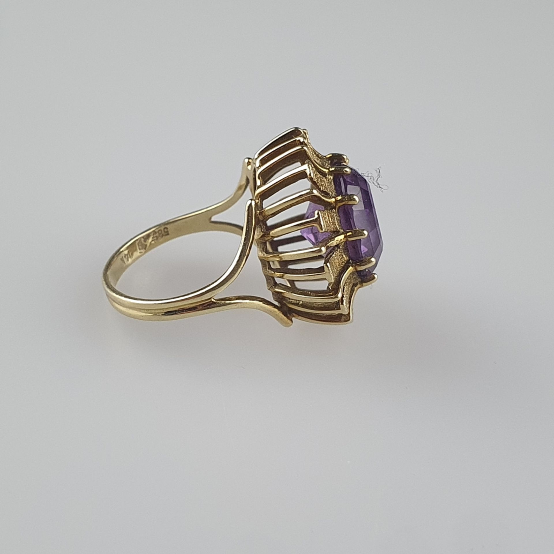 Amethystring - Gelbgold 585/000, gestempelt, mittig besetzt mit facettiertem Amethyst von sattviole - Image 3 of 5