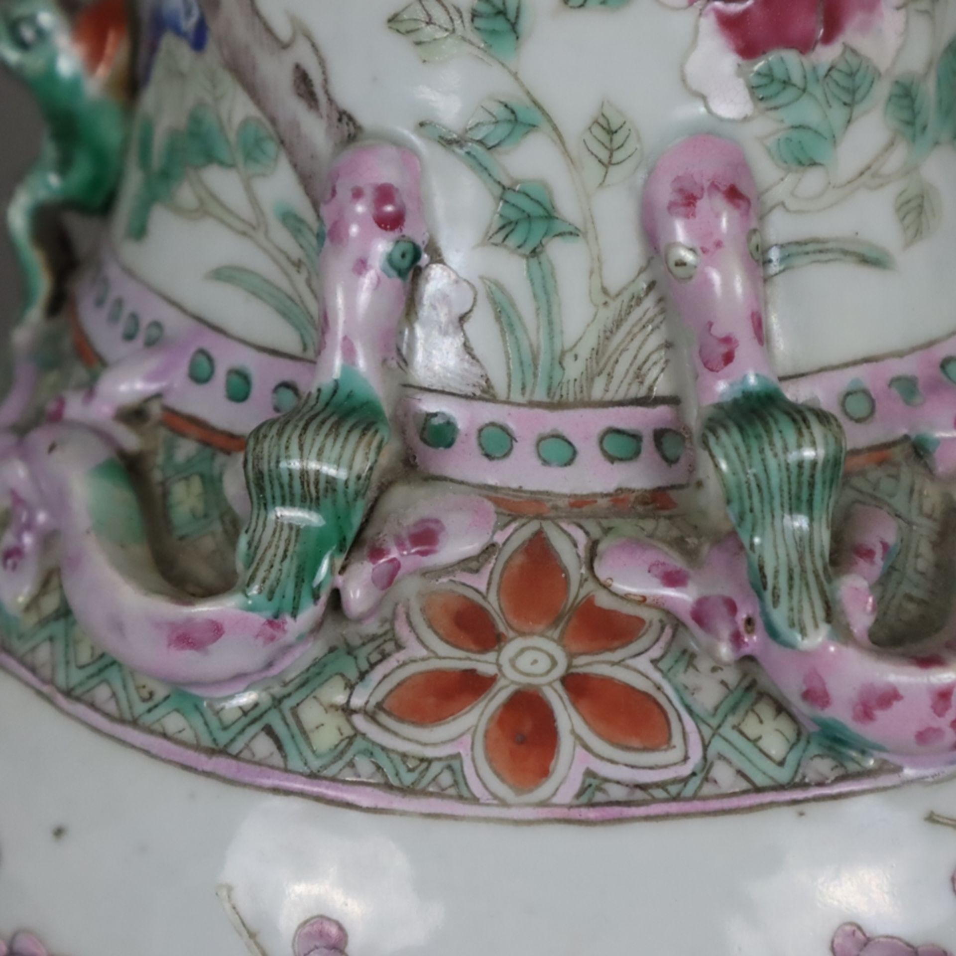 Famille-rose Porzellanvase - China, ausgehende Qing-Dynastie, Ende 19.Jh., Balusterform, seitlich H - Image 5 of 15