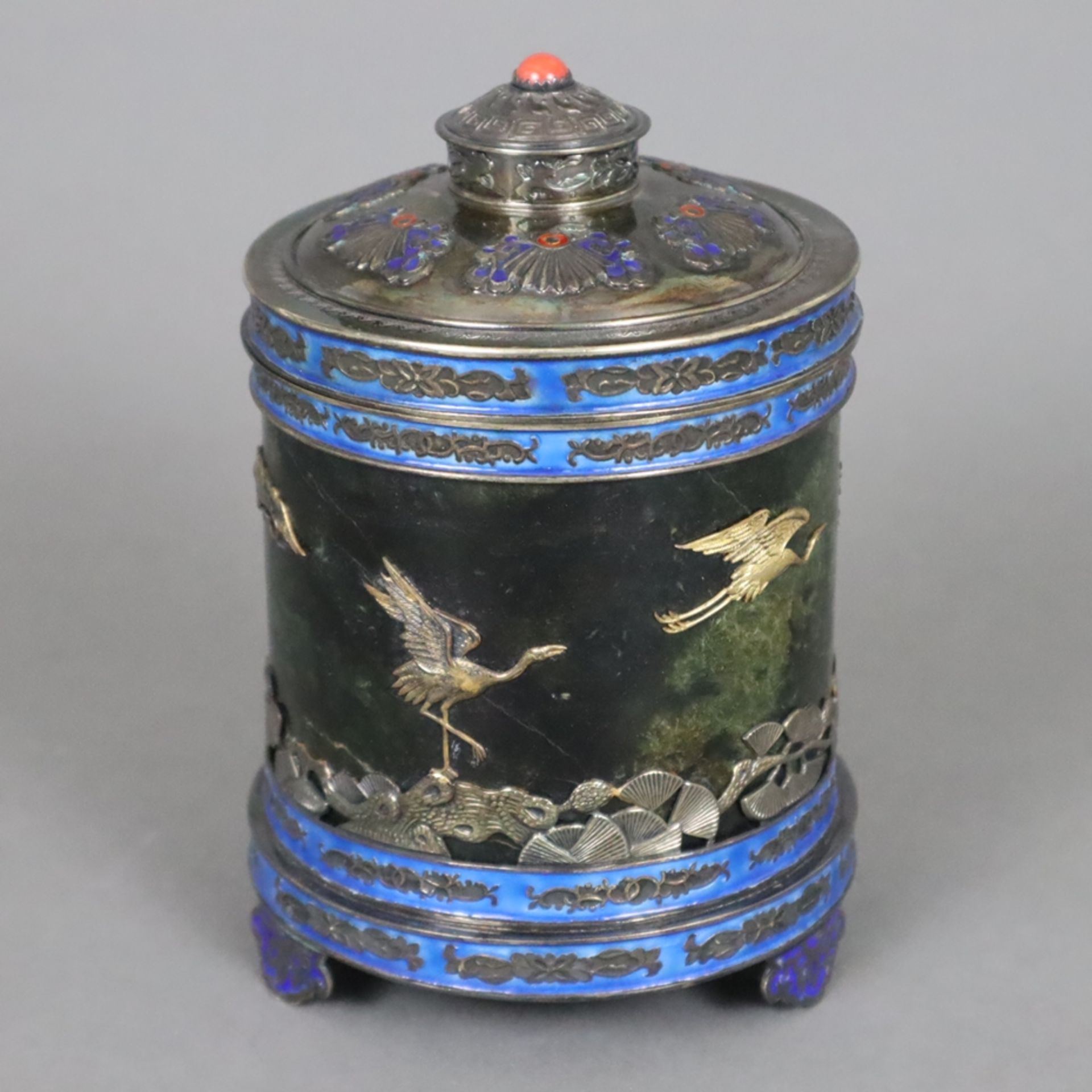 Deckeldose - China 20.Jh., Silber/Jade/Email, auf drei Füßen Zylinderform mit Stülpdeckel, Wandung