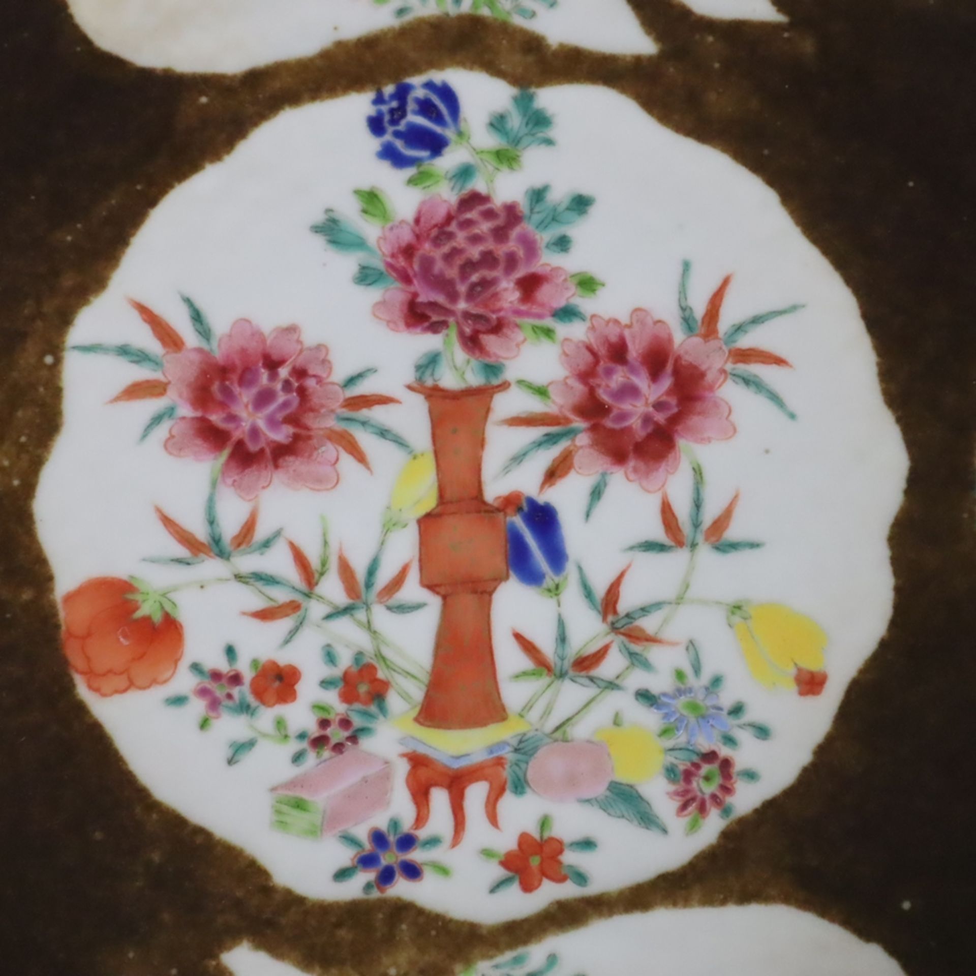 Große gemuldete Batavia-/Famille rose-Rundplatte - China, Qing-Dynastie, Porzellan, braun glasiert, - Image 3 of 7