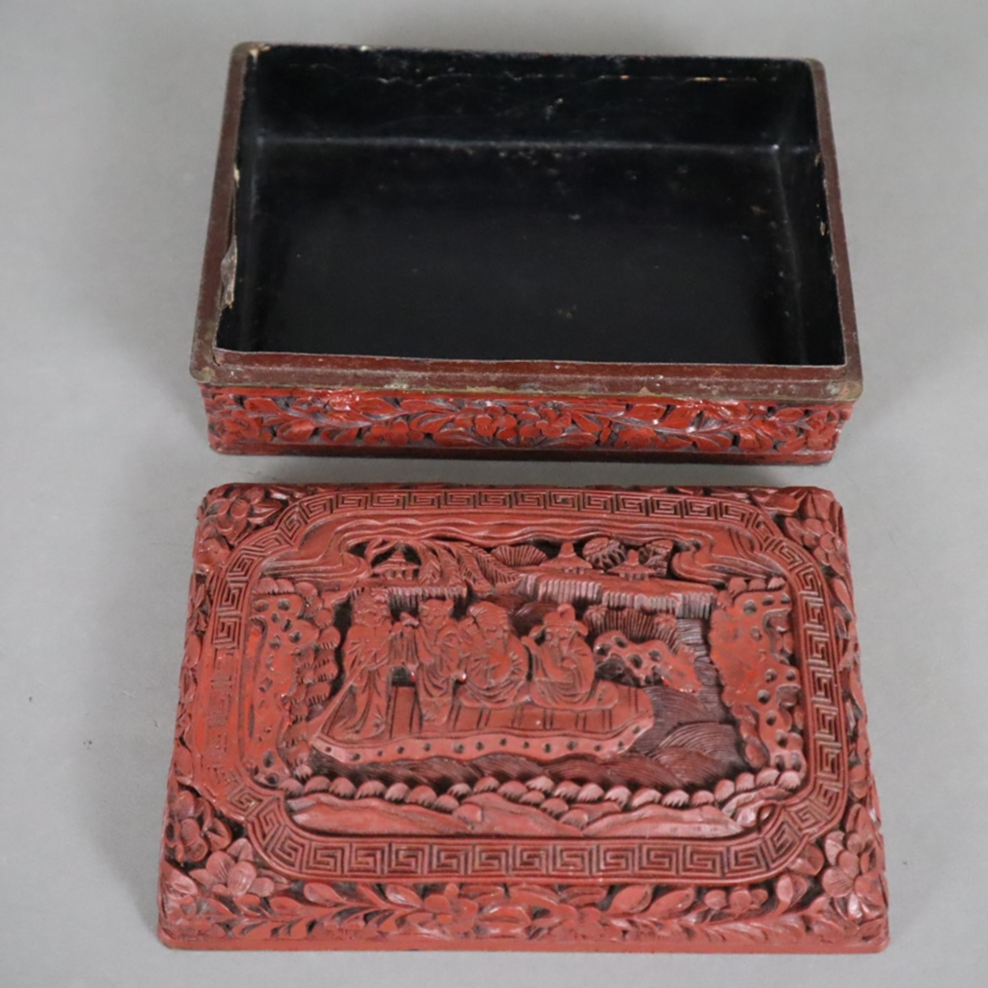 Schnitzlack-Deckeldose - China, Qing-Dynastie, Außenwandung mit rotem Schnitzlack, Unter- und Innen - Image 4 of 7