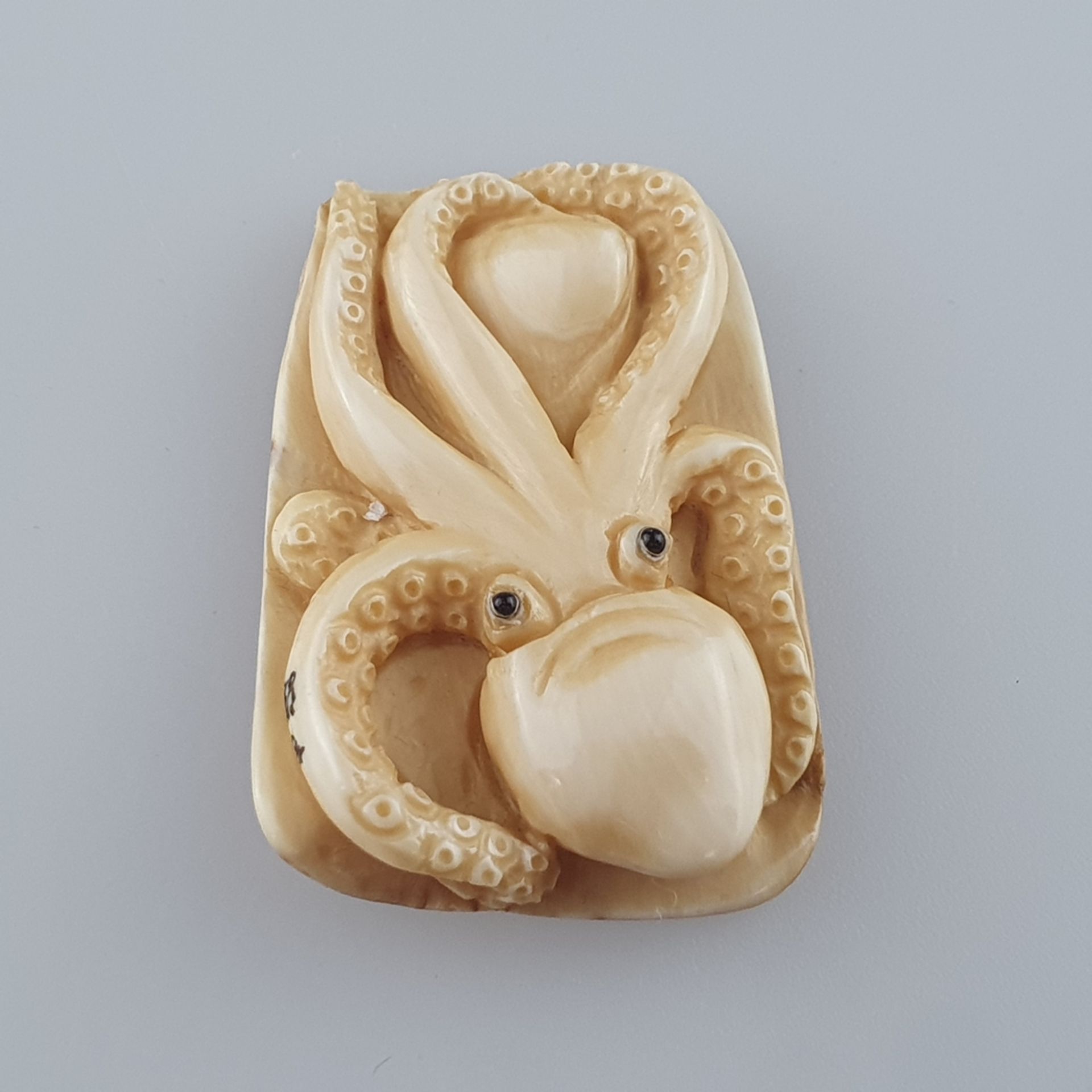 Flaches Netsuke - Mammutbein geschnitzt, graviert, Oktopus mit Muschel, signiert, Himotoshi au