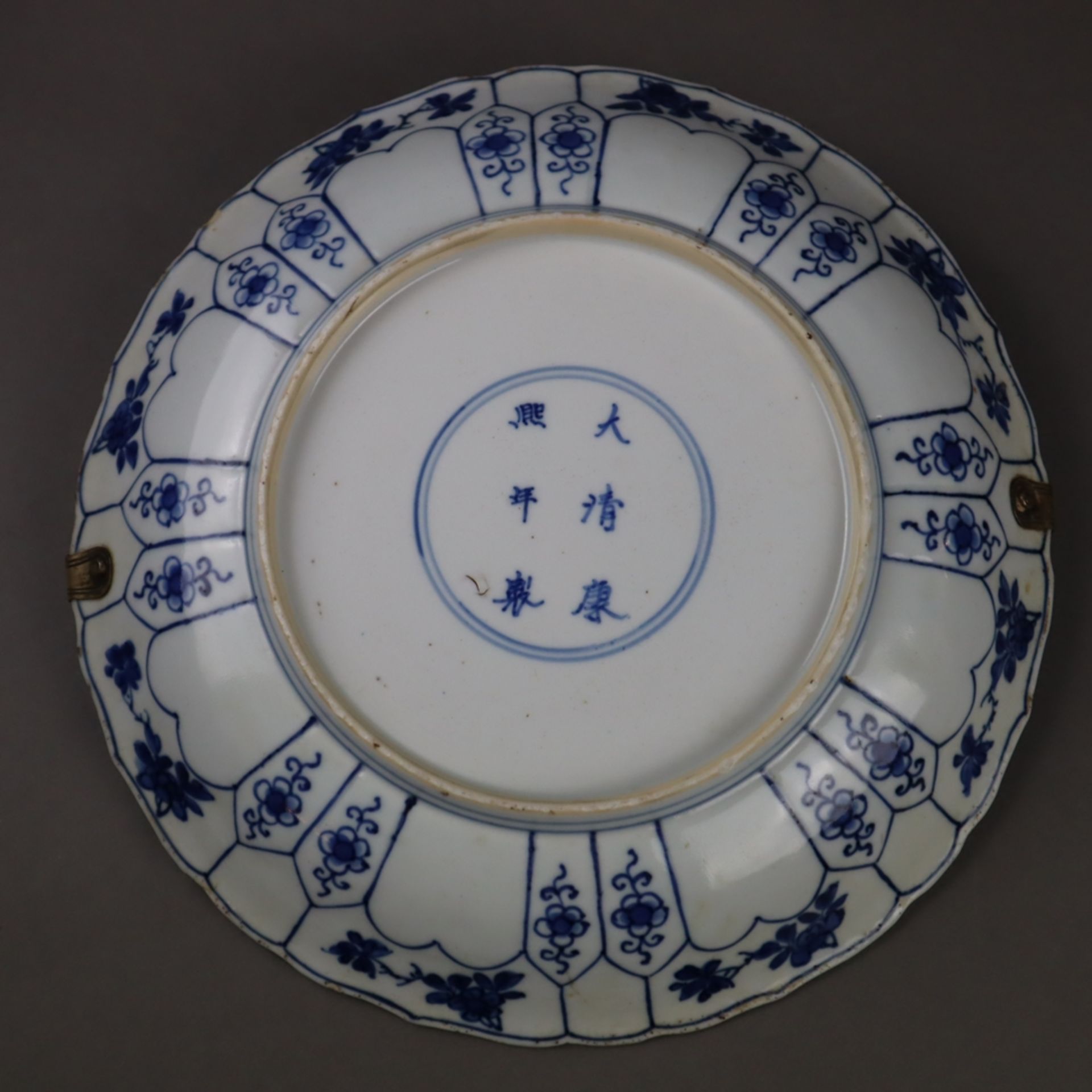 Blau-weißer Teller mit Silbermontur - China, späte Qing-Dynastie, Porzellan, dekoriert in Unterglas - Image 11 of 12