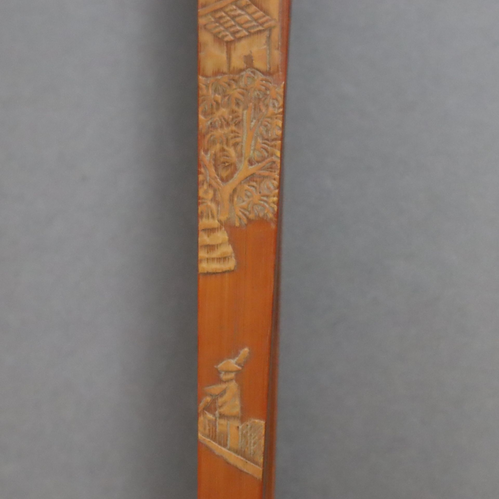 Fächer-Deckstäbe aus Bambus - China, Qing-Dynastie, Bambusholz fein beschnitzt mit Architekturlands - Image 5 of 8