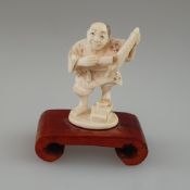Katabori-Netsuke - Japan, späte Meiji-Zeit, feine Elfenbein-Schnitzarbeit mit gravierten und akzent