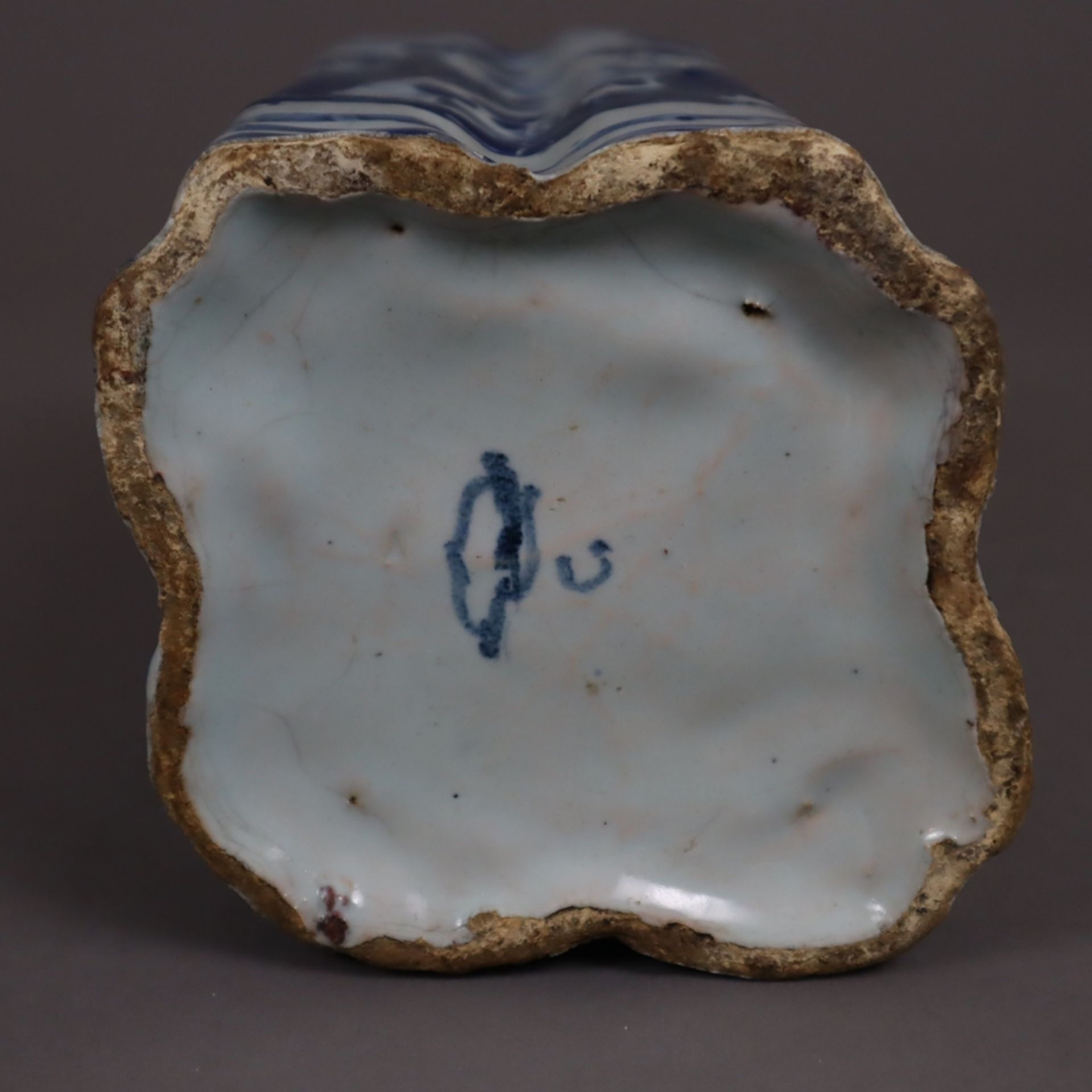Flasche - Fayence, wohl 18. Jh., kleisterblaue Glasur, Blaudekor mit Tiermotiven, mehrpassige Wandu - Image 11 of 12