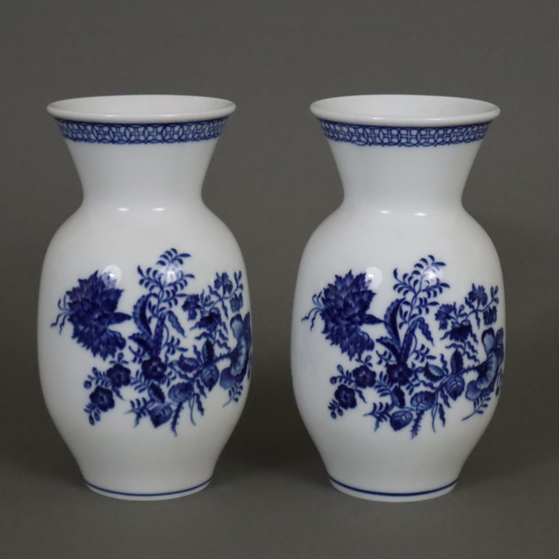 Paar Vasen - Meissen, 20.Jh., Form "Neuer Ausschnitt", Porzellan, unterglasurblauer Blumendekor, Ra