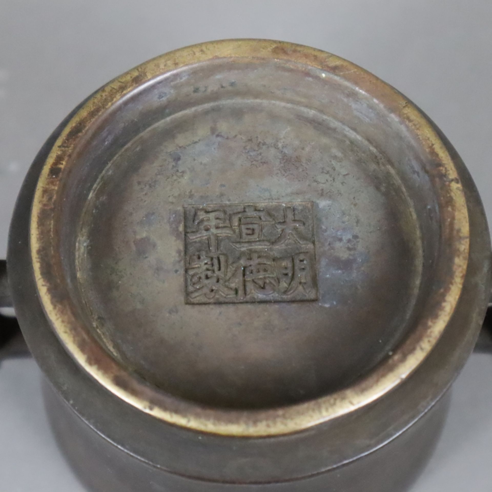 Weihrauchbrenner aus Bronze - China, Qing-Dynastie, zylindrische leicht konkav eingezogene Wandung - Image 5 of 6
