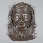 Gelbguss-Mohra (Maskenabbild) - Nordindien/ Himachal Pradesh, bronziert, der bekrönte Kopf mit groß