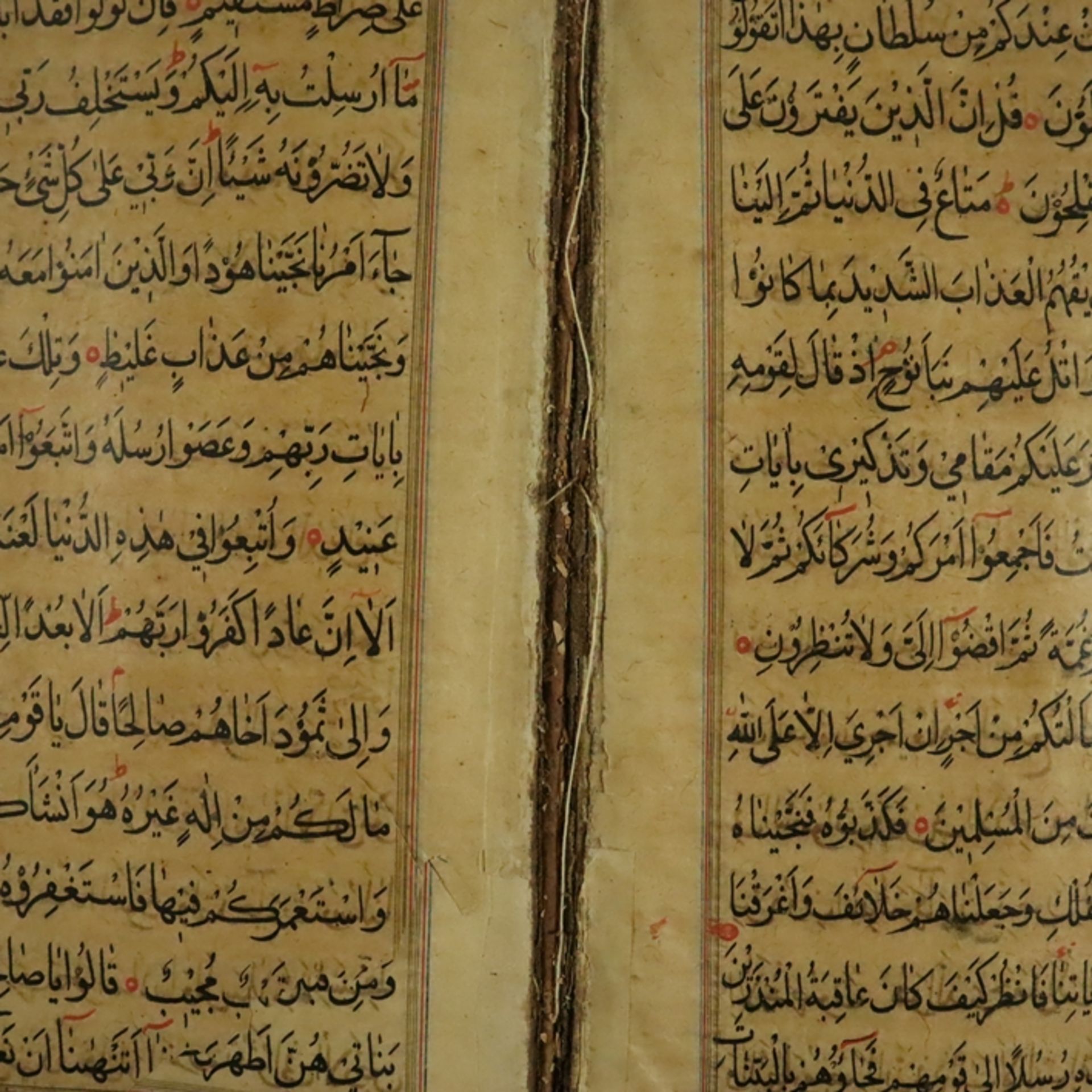 Koran - Al Qur’an, handgeschriebener Koran in schwarzer und roter Tinte auf geglättetem Papier, mit - Bild 3 aus 15