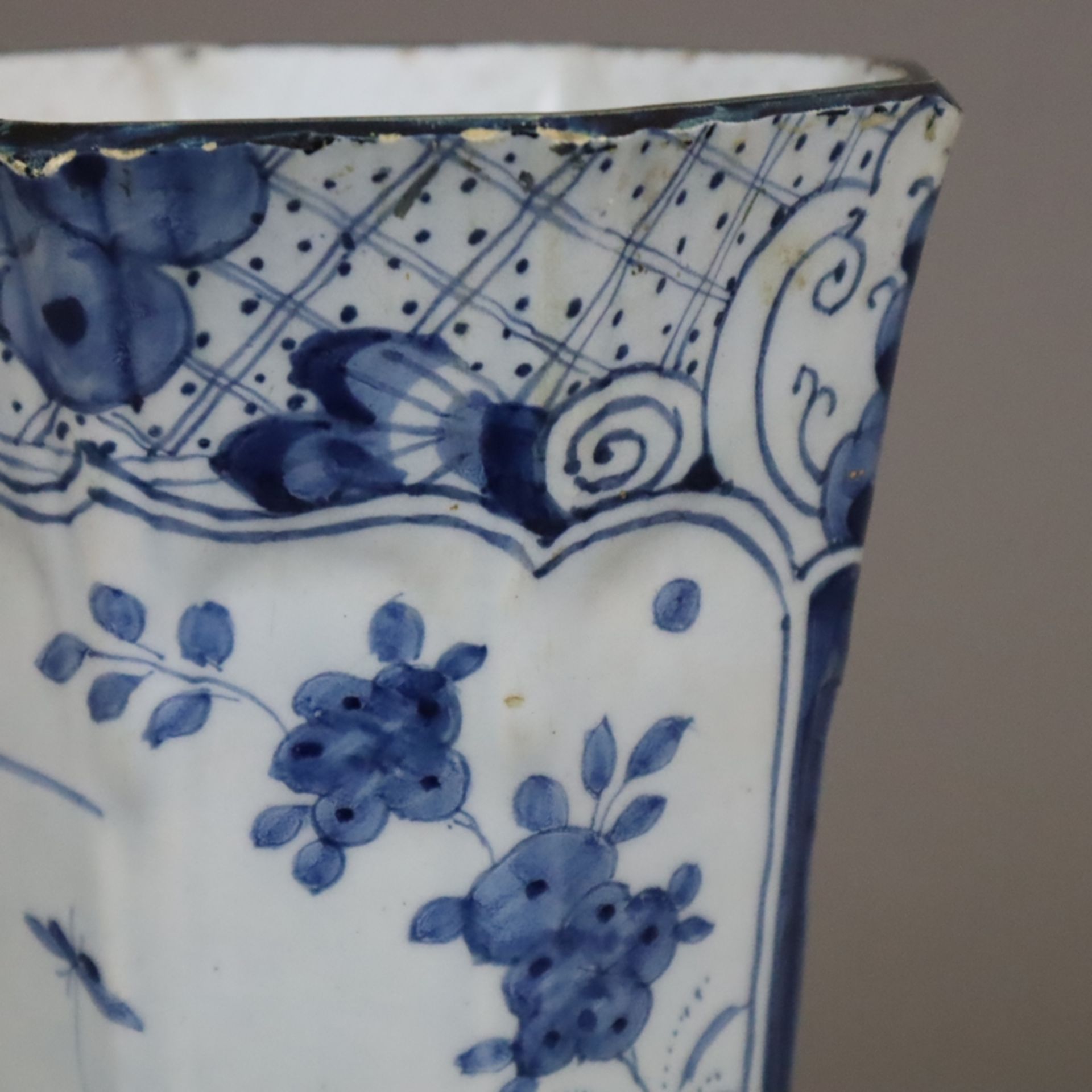 Trompetenvase - Delft, 2. H. 18. Jh., Fayence, kleisterblaue Glasur, Blaudekor mit Tiermotiven, Pfl - Bild 10 aus 12