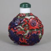 Snuffbottle - China, Anfang 20.Jh., opak-weißes Glas / Überfang in Grün, Rot und Blau mit Ashtamang