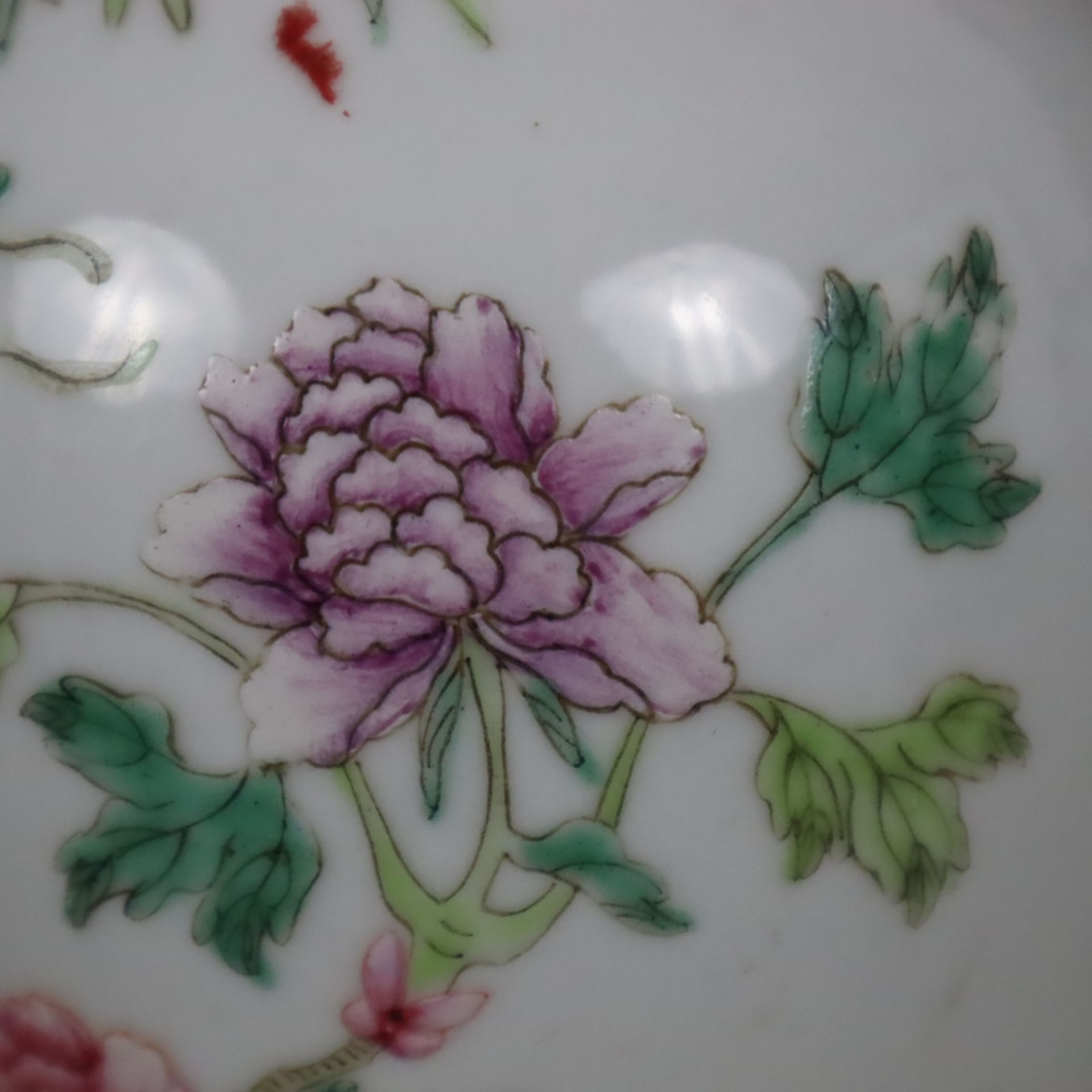 Famille rose-Vase - China, Republik-Zeit, gefußte Balusterform, floraler Dekor von Päonien und Kürb - Image 7 of 10