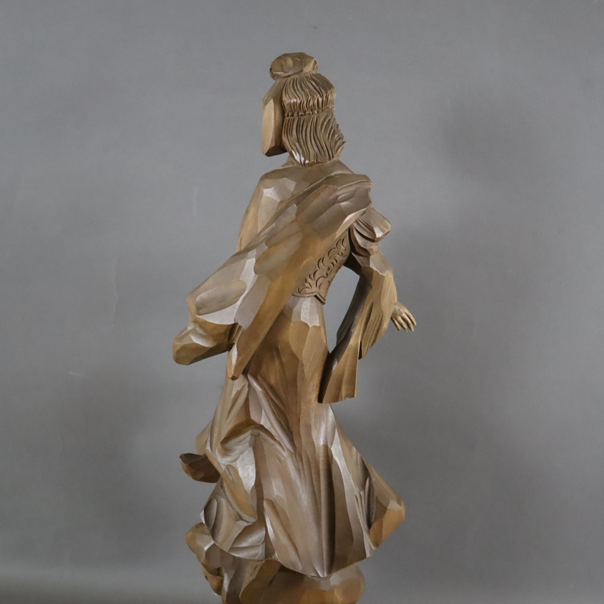 Holzfigur auf Sockel - 20.Jh., Lindenholz, geschnitzt, Darstellung einer weiblichen Figur auf Wolke - Image 7 of 7