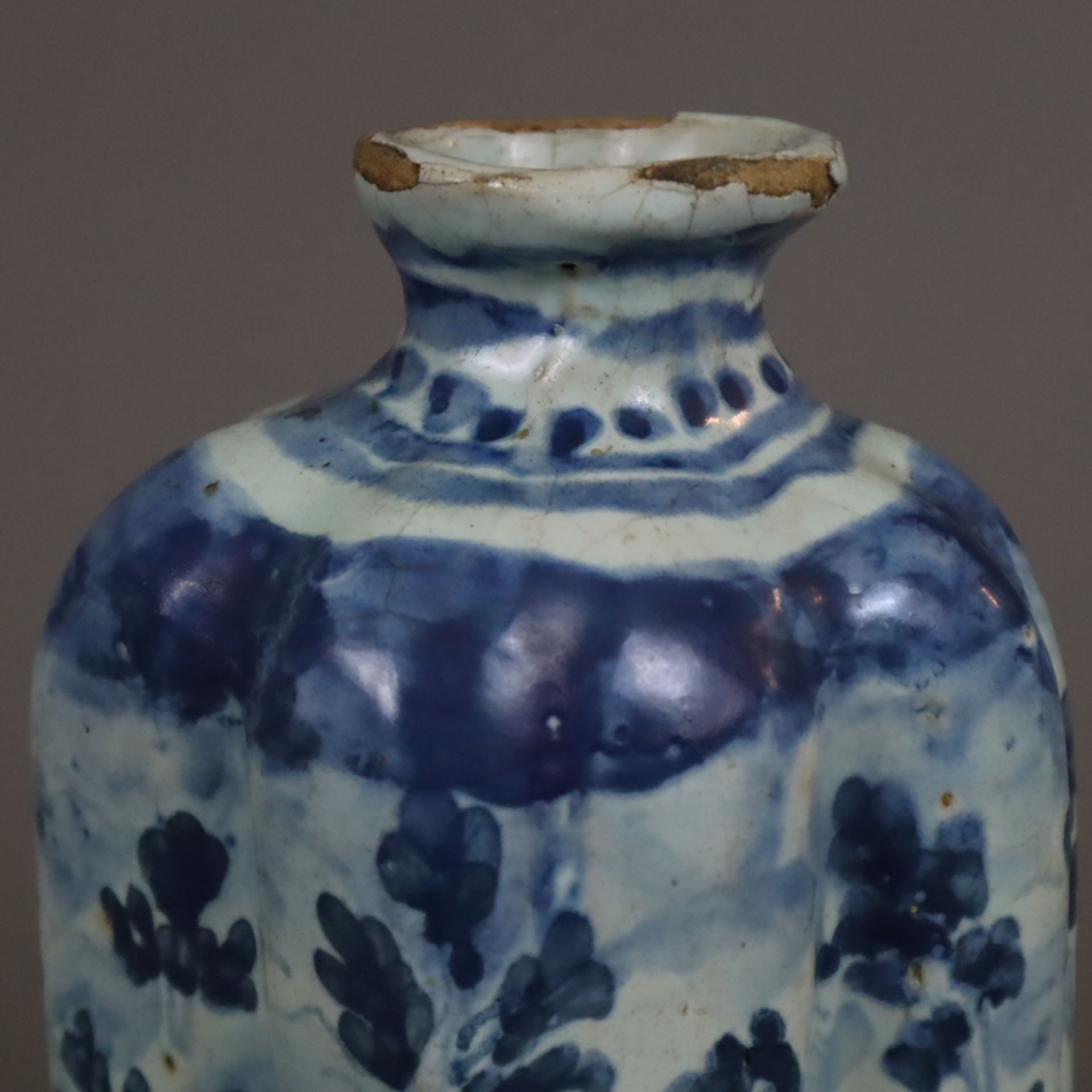 Flasche - Fayence, wohl 18. Jh., kleisterblaue Glasur, Blaudekor mit Tiermotiven, mehrpassige Wandu - Image 3 of 12