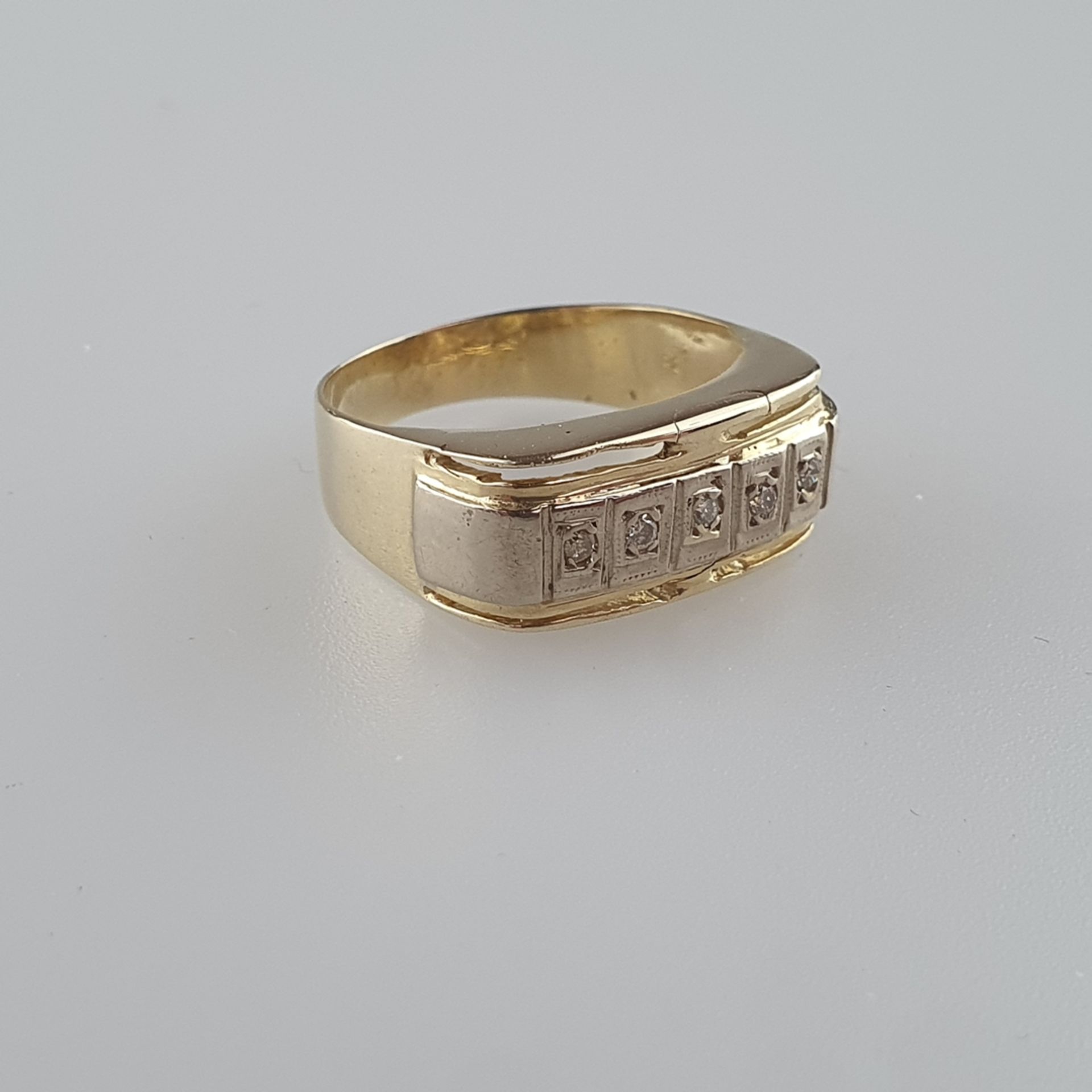 Goldring mit Diamanten - Gelbgold 585/000, gestempelt, länglicher Ringkopf ausgefasst mit fünf klei - Bild 2 aus 5