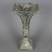 'Gu'-Vase im archaischen Stil - China, Metallguss, grün patiniert, Replik einer rituellen Weinschal