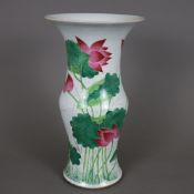 Yan Yan-Vase- China, Anfang 20.Jh., polychrome florale Bemalung mit blühenden Lotospflanzen in Aufg