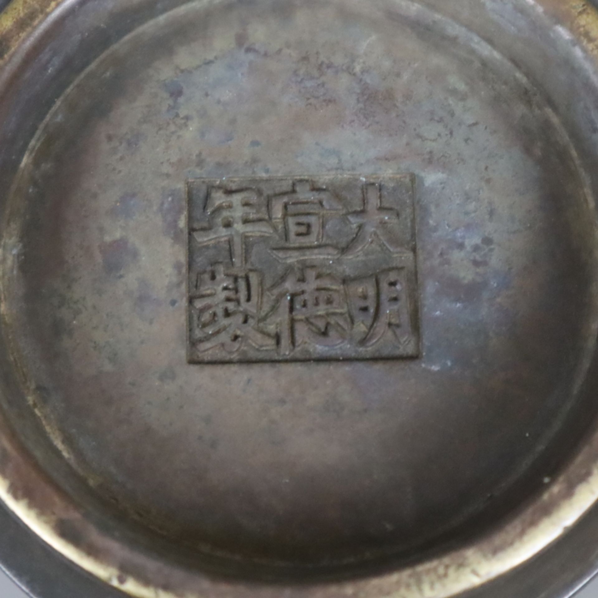 Weihrauchbrenner aus Bronze - China, Qing-Dynastie, zylindrische leicht konkav eingezogene Wandung - Image 6 of 6