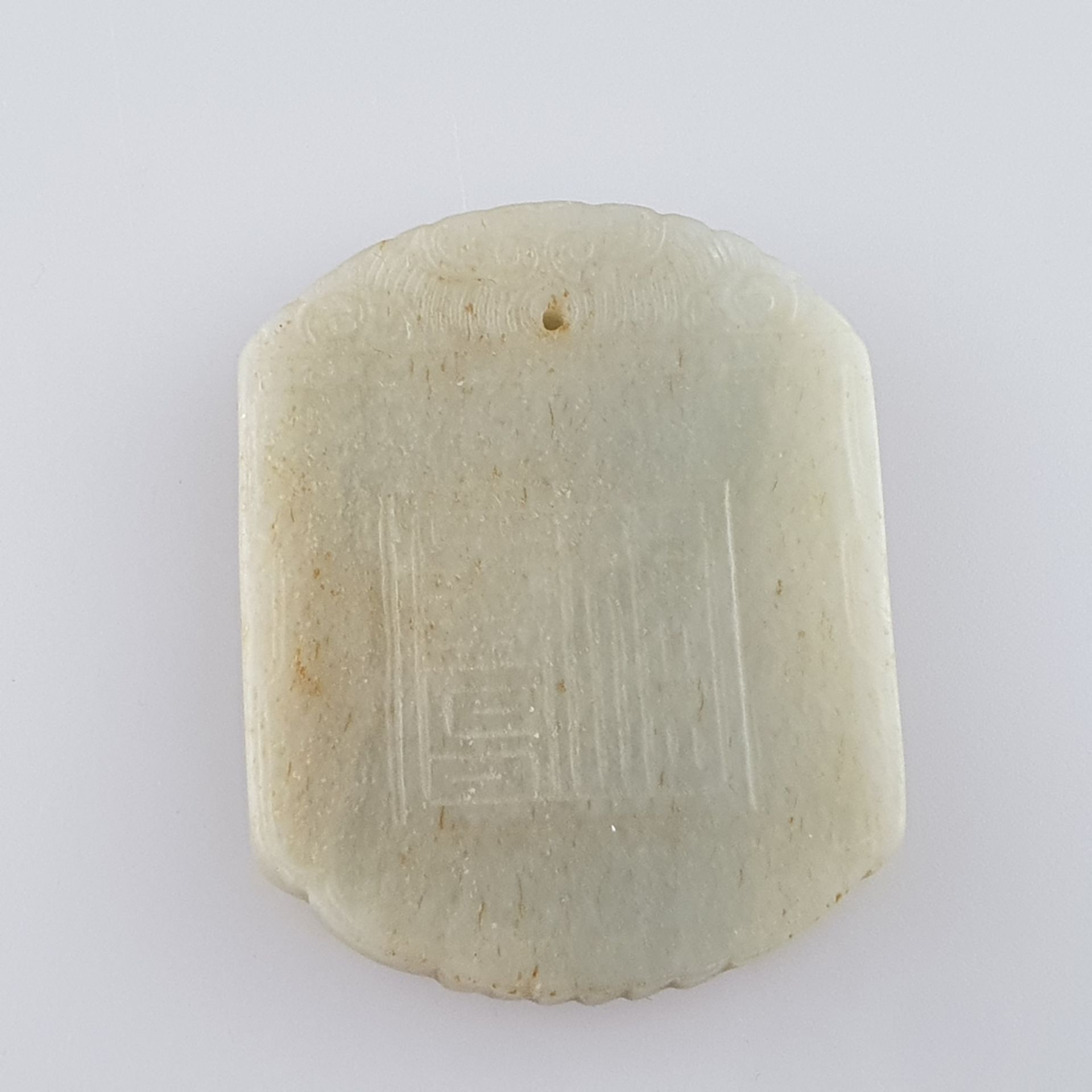 Jadeplakette - China, seladonfarbene Jade, rechteckig mit Segmentbogen-Abschlüssen, fein beschnitzt - Image 3 of 7