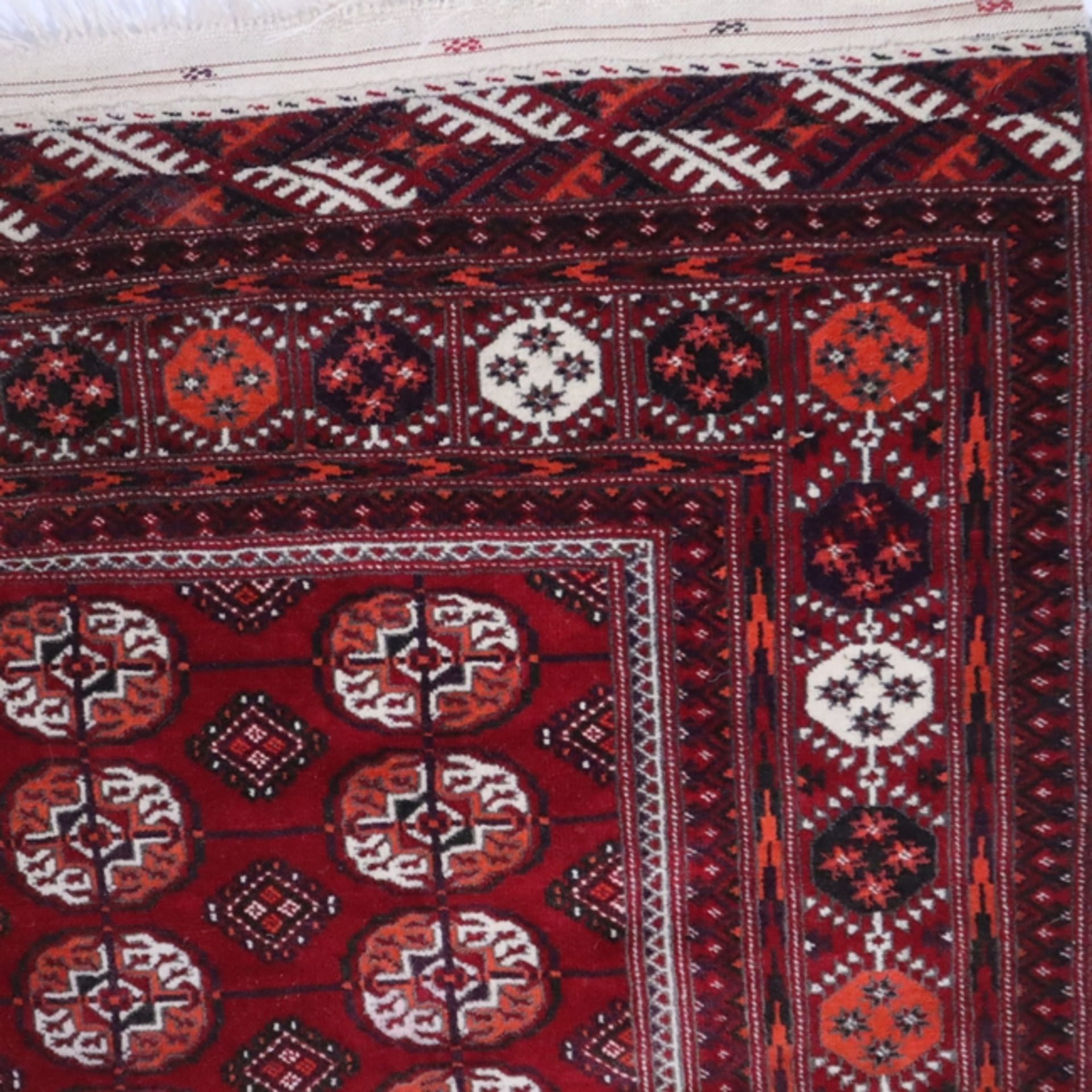 Tekke-Buchara - Wolle geknüpft auf Wolle, rotgrundig, mit Muster im turkmenischen Stil, ca. 208 x 1 - Image 4 of 7