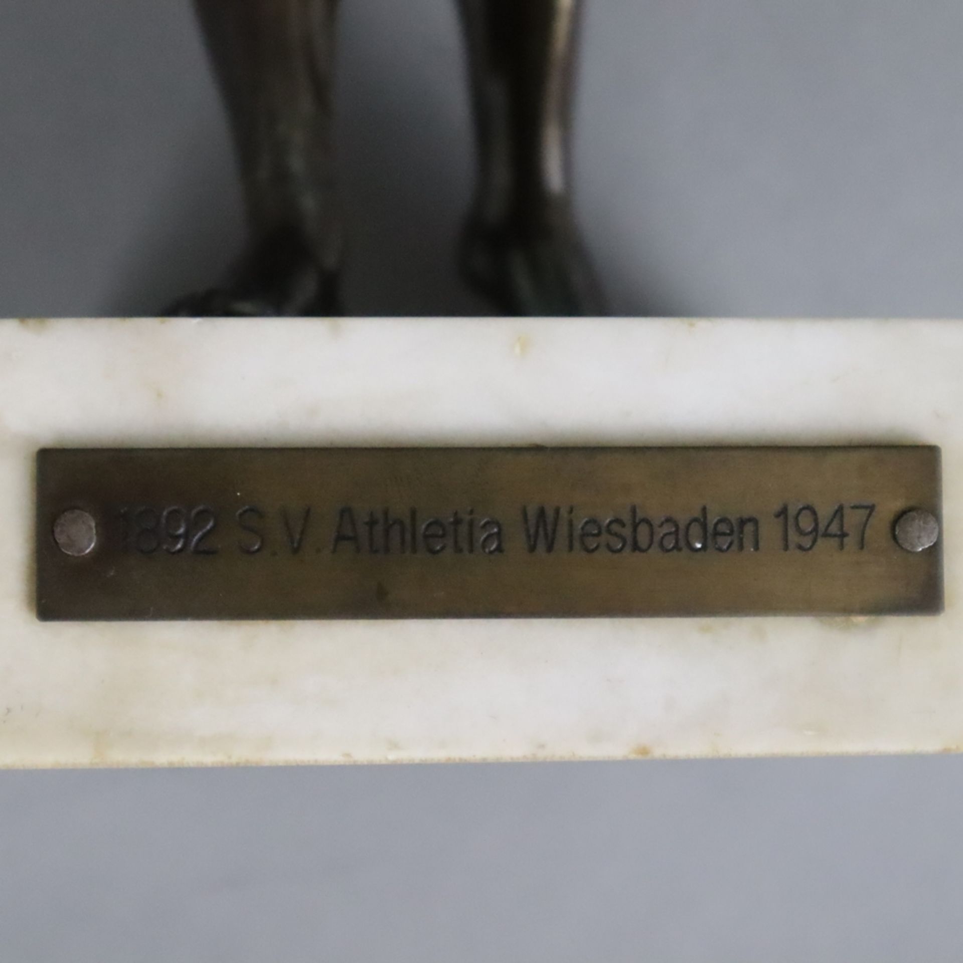 Siegreicher Athlet - Weißmetall, bronziert, Darstellung eines Athleten mit hochgerecktem Lorbeerkra - Bild 6 aus 7