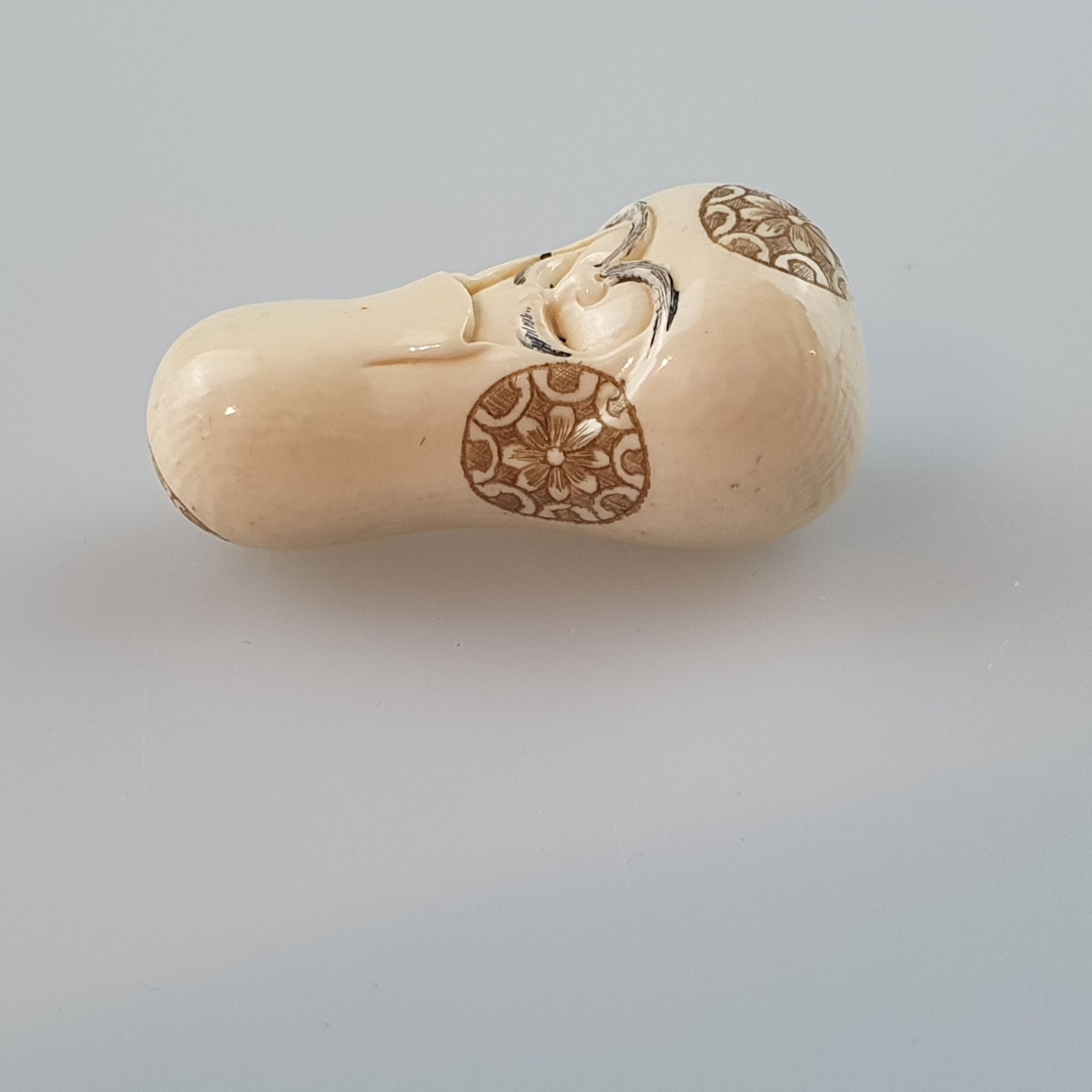 Netsuke - Fukurokuju, der Gott des langen Lebens, feine Elfenbein-Schnitzarbeit, geschwärzt gravier - Image 4 of 7