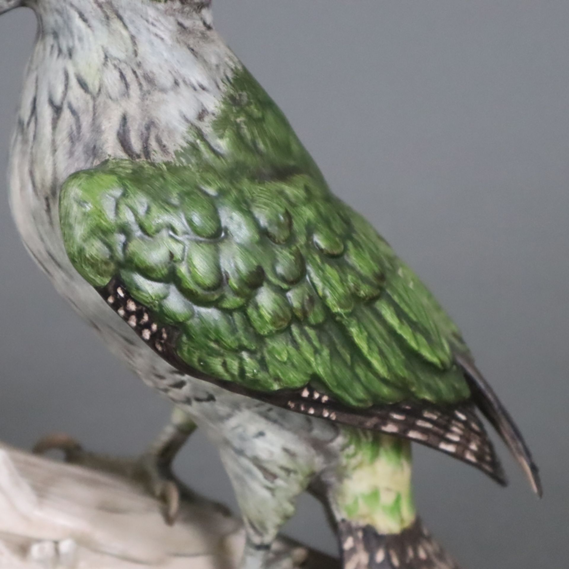 Vogelfigur "Grünspecht" - Goebel, Entwurf von G. Bochmann (1975), Biskuitporzellan, polychrom bemal - Bild 3 aus 9